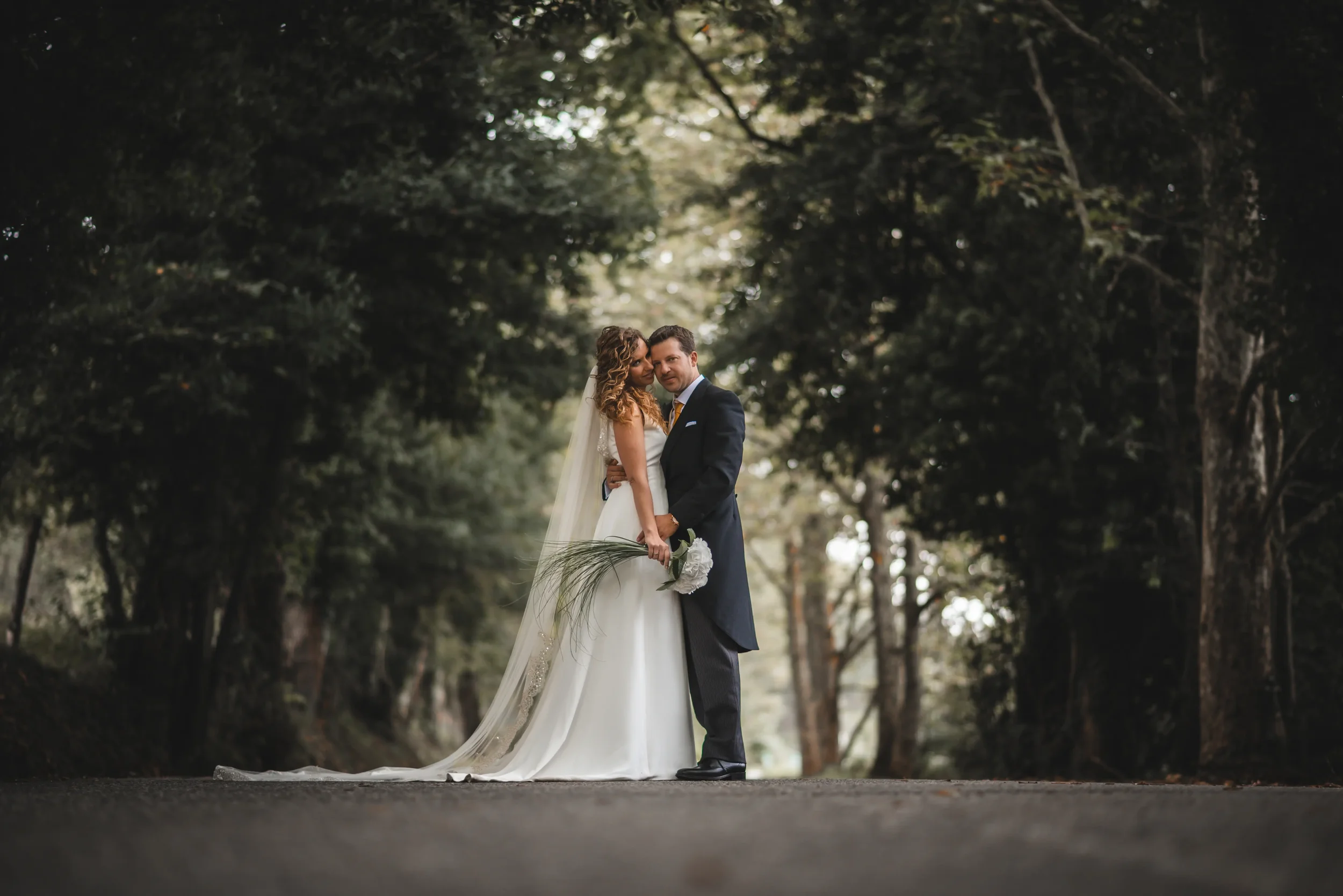 Detalle del ramo de novia con flores silvestres, fotografía de complementos de boda en Asturias