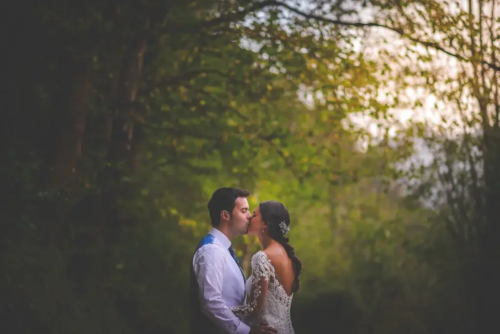 Pareja de novios  bosque al atardecer occidente asturias