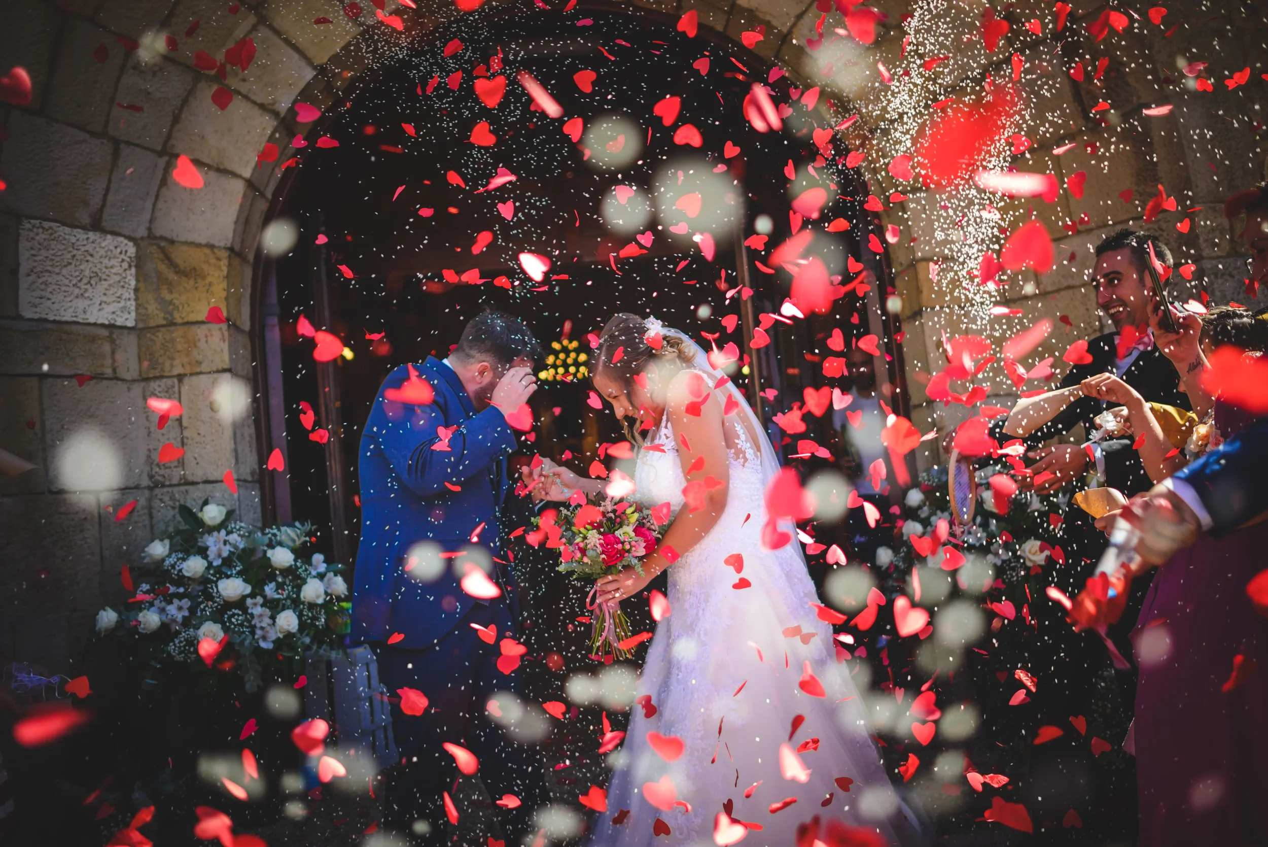 Decoración y ambiente de banquete de boda en Asturias, fotos de invitados y cena con iluminación cuidada
