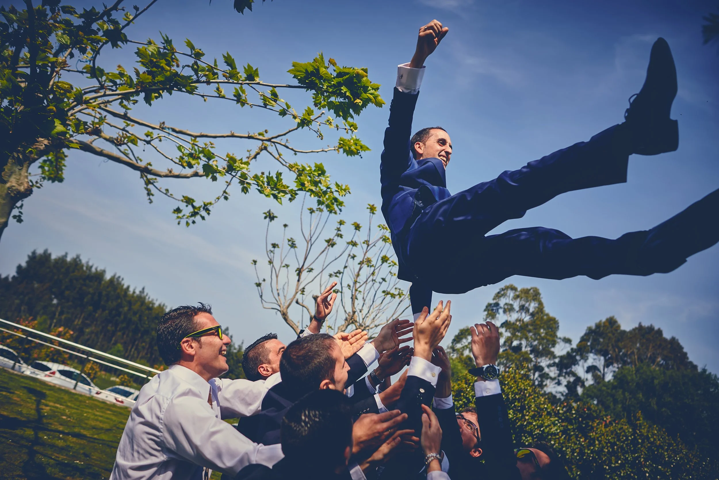 Fotos naturales de invitados riendo, estilo fotoperiodismo de bodas en Asturias por Jaime Alonso