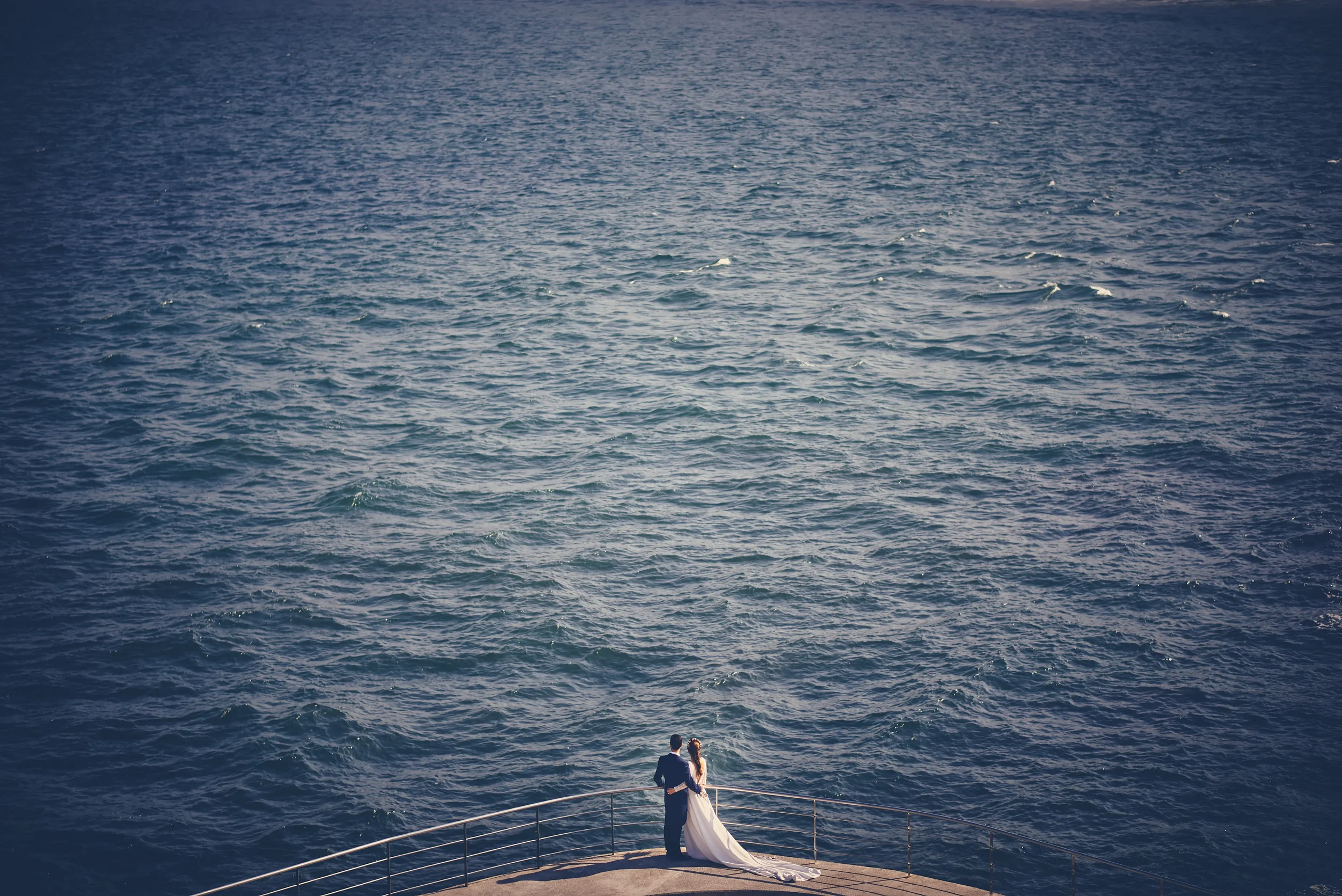 Sesión de fotos postboda en el Elogio del Horizonte, Gijón. Fotógrafo de pareja con vistas al mar Cantábrico