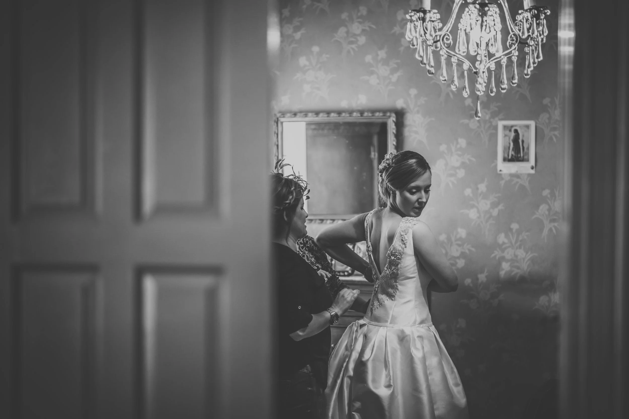 Fotos de la novia maquillándose antes de la boda, fotografía de los momentos previos en Asturias