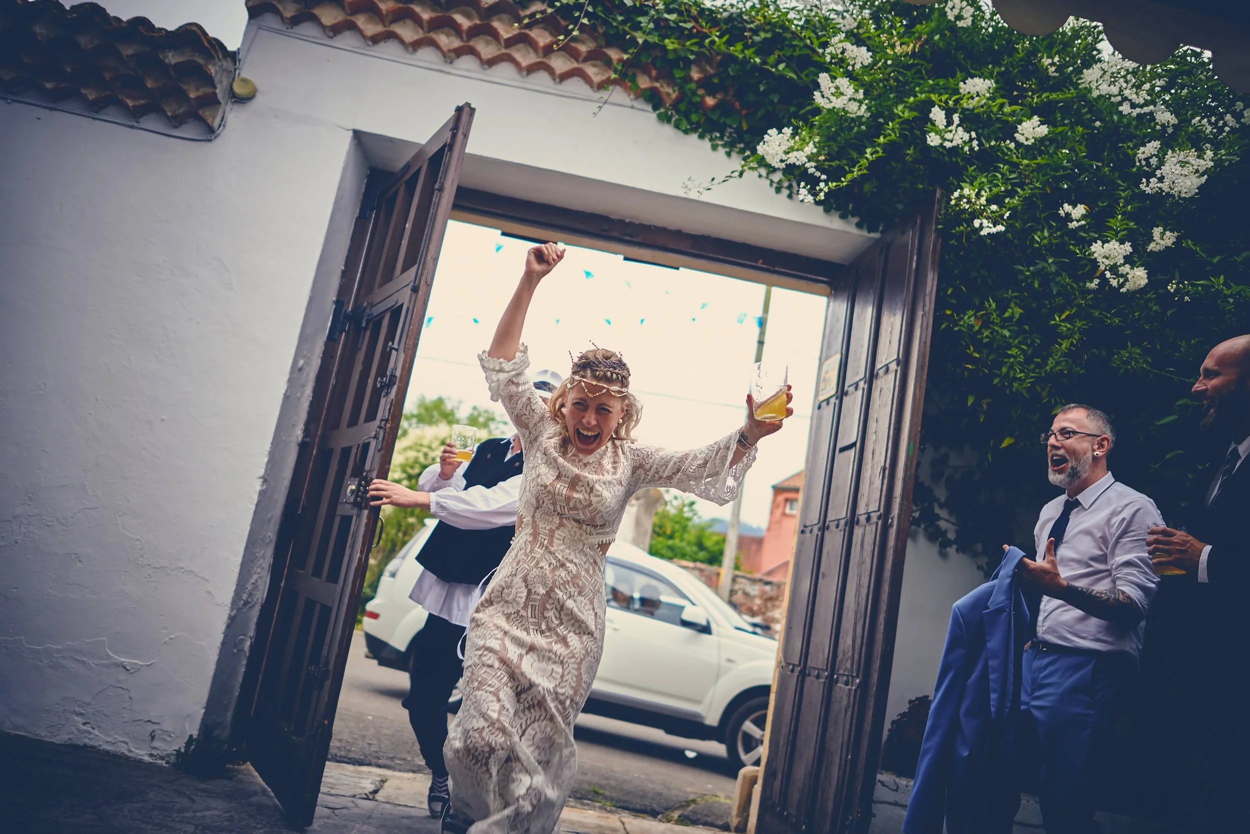 Momento emotivo del beso de los novios, fotografía documental de bodas en Gijón sin posados forzados