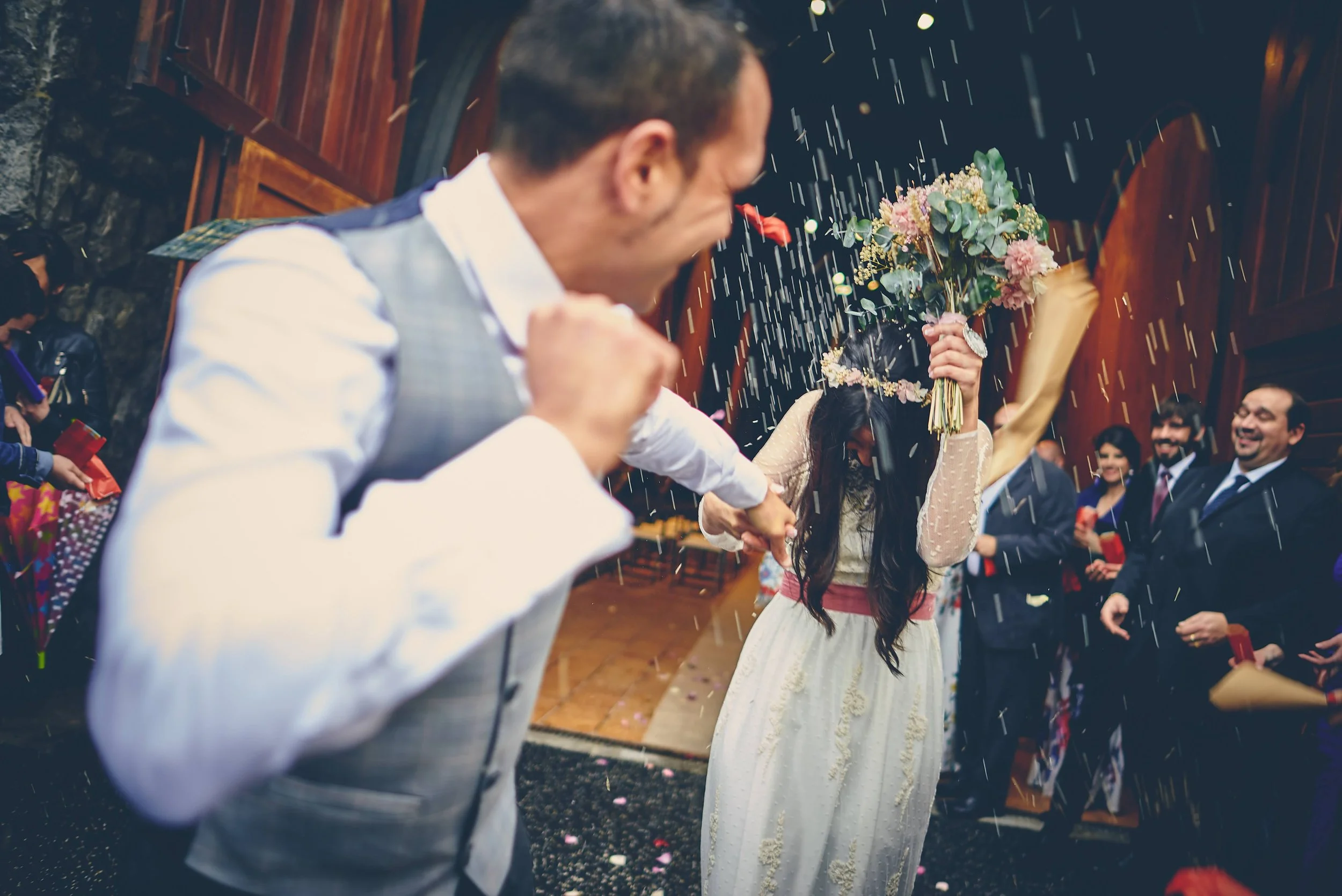 Celebración de boda en un llagar típico asturiano, fotografía de bodas natural en Gijón con ambiente rústico.