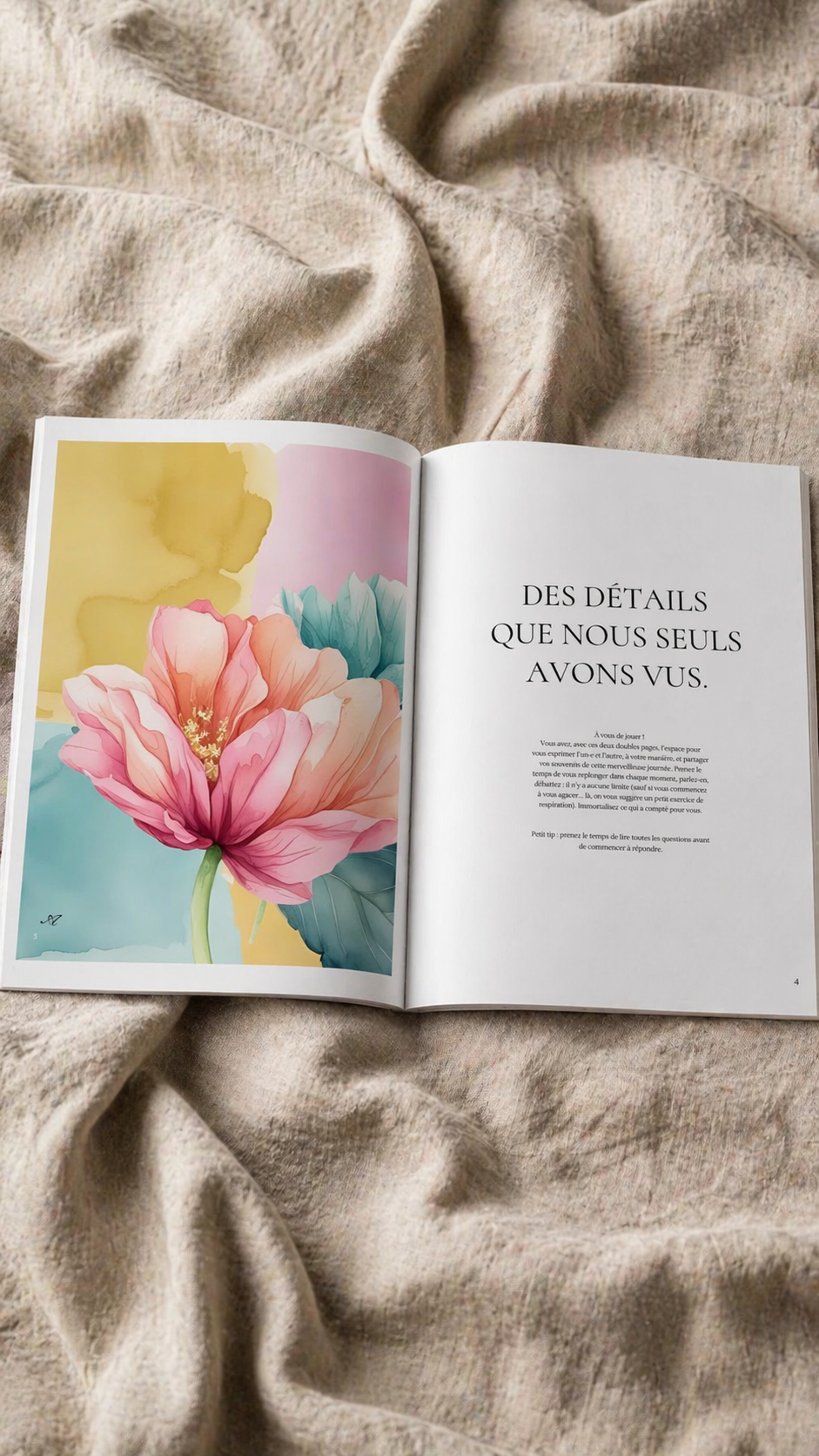 Carnet de mariage Ad Æternam ouvert, illustration aquarelle d'une fleur rose sur la page de gauche et la mention "Des détails que nous seuls avons vus" sur la page de droite