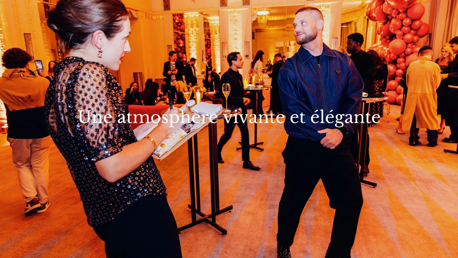 Une femme avec un blouse à sequins noir et une femme avec un haut noir à motifs sequins, dans une ambiance festive et élégante lors d'une réception ou d'une fête.