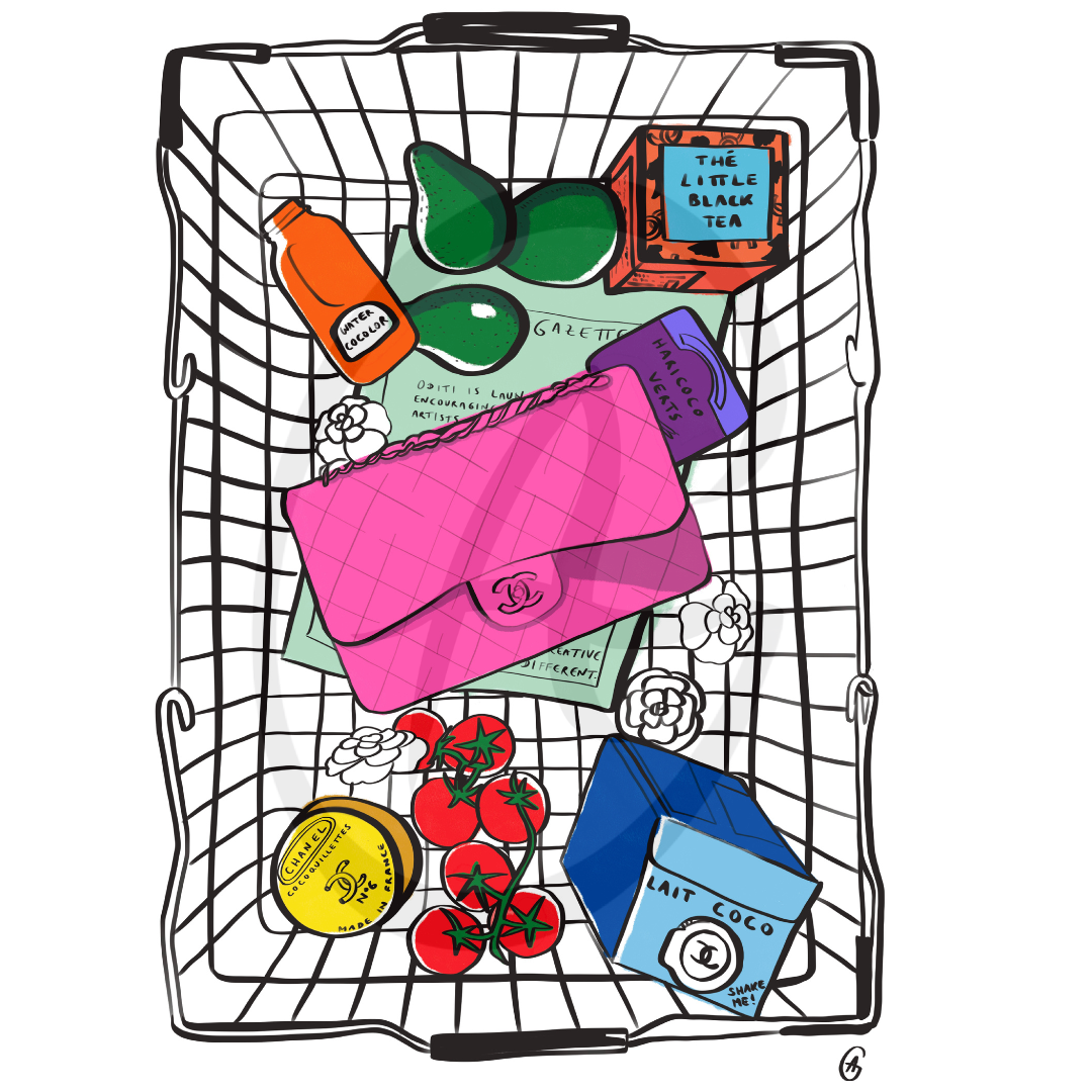 Un panier de shopping contenant un bouteille d'encre, des avocats, une boîte de thé noir, une boîte d'articles de mode de luxe, un sac à main rose de Chanel, une boîte de lait de coco, une tomate, des fleurs, et un magazine.