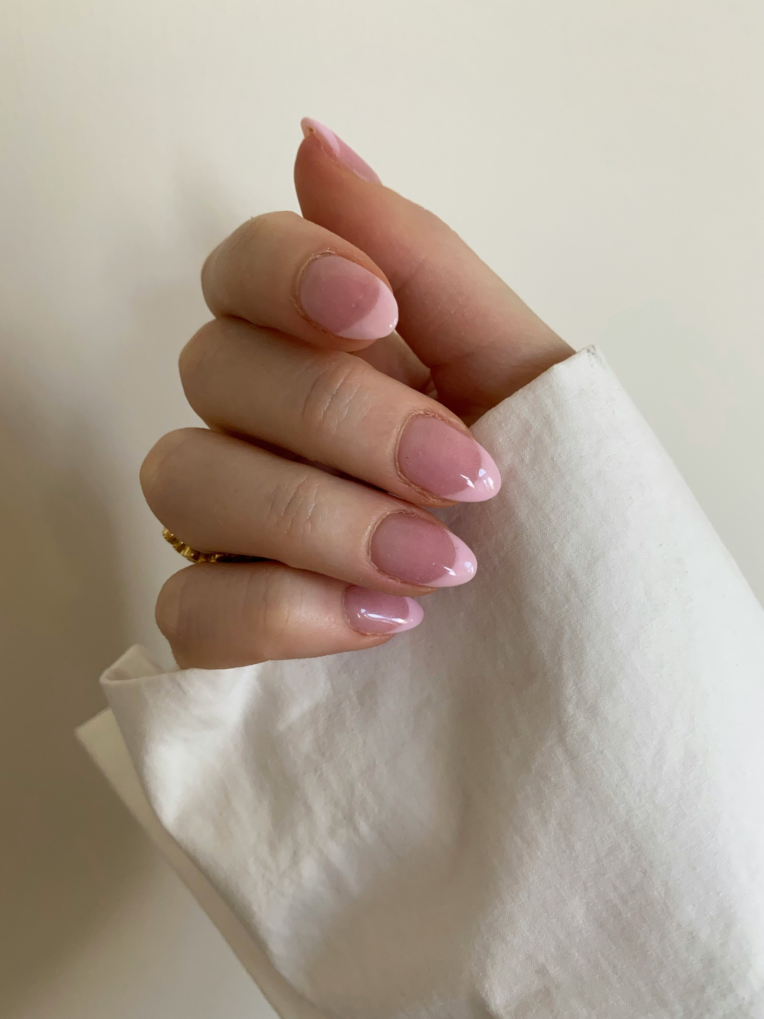 Manucure professionnelle réalisée chez DJEDJETRESSES à Montauban. Ongles parfaitement soignés et harmonieux, illustrant une prestation dédiée à l'élégance et à la beauté des mains.