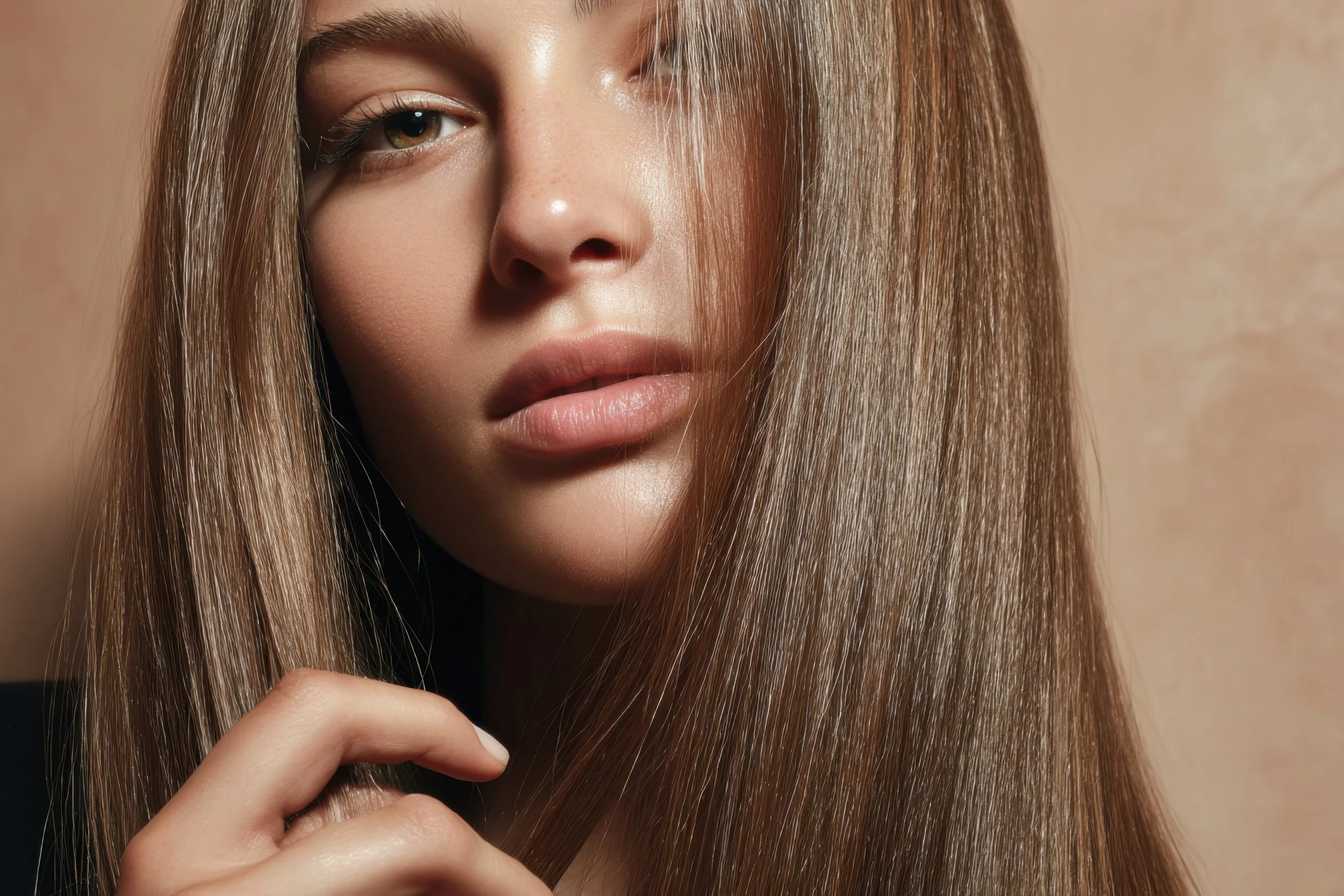 Résultat de lissage capillaire réalisé chez DJEDJETRESSES à Montauban. Femme aux cheveux longs, lisses et éclatants, mettant en valeur une chevelure parfaitement disciplinée, douce et lumineuse.