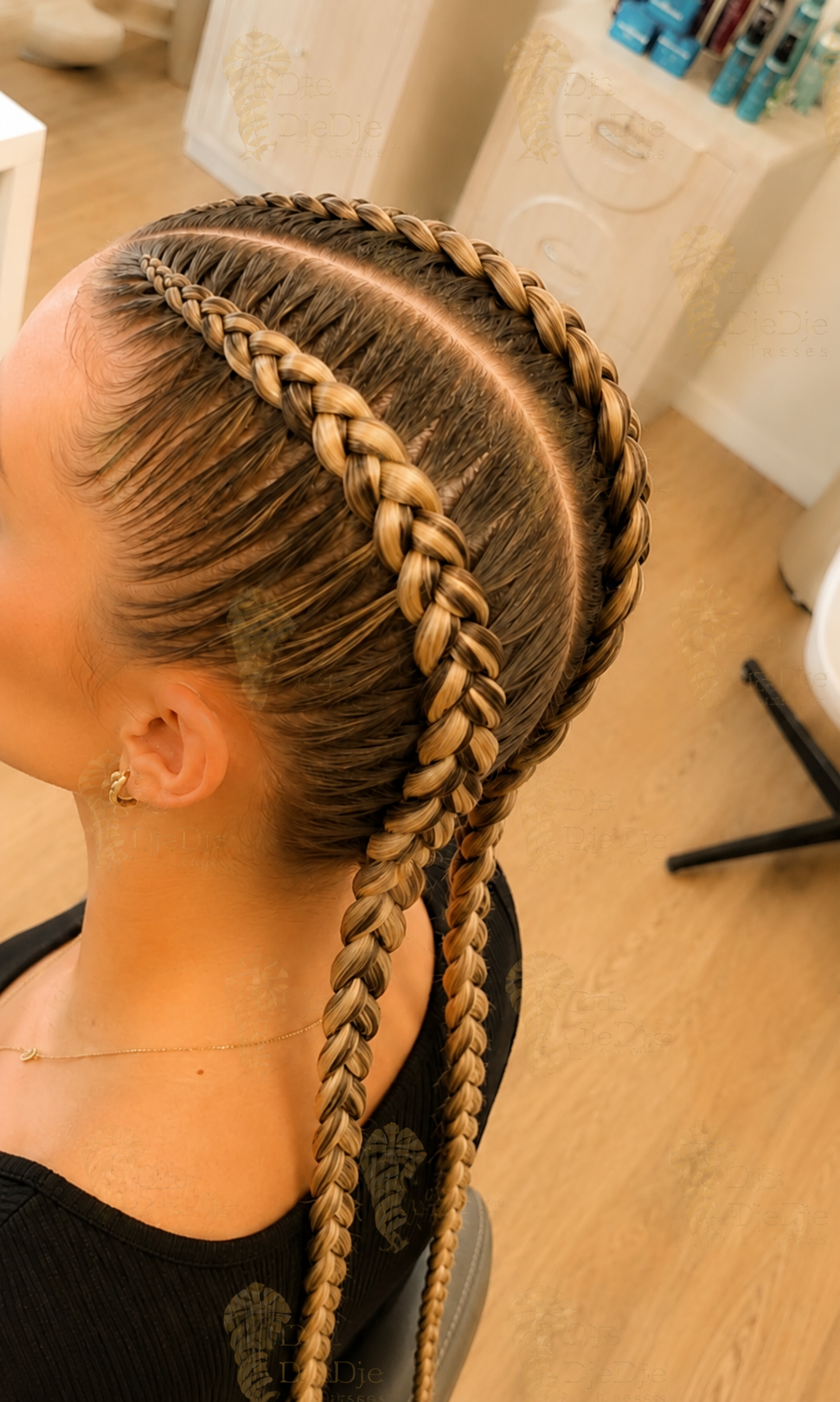 Coiffure avec plusieurs tresses françaises sur une tête tenant lieu de coiffure à Montauban.