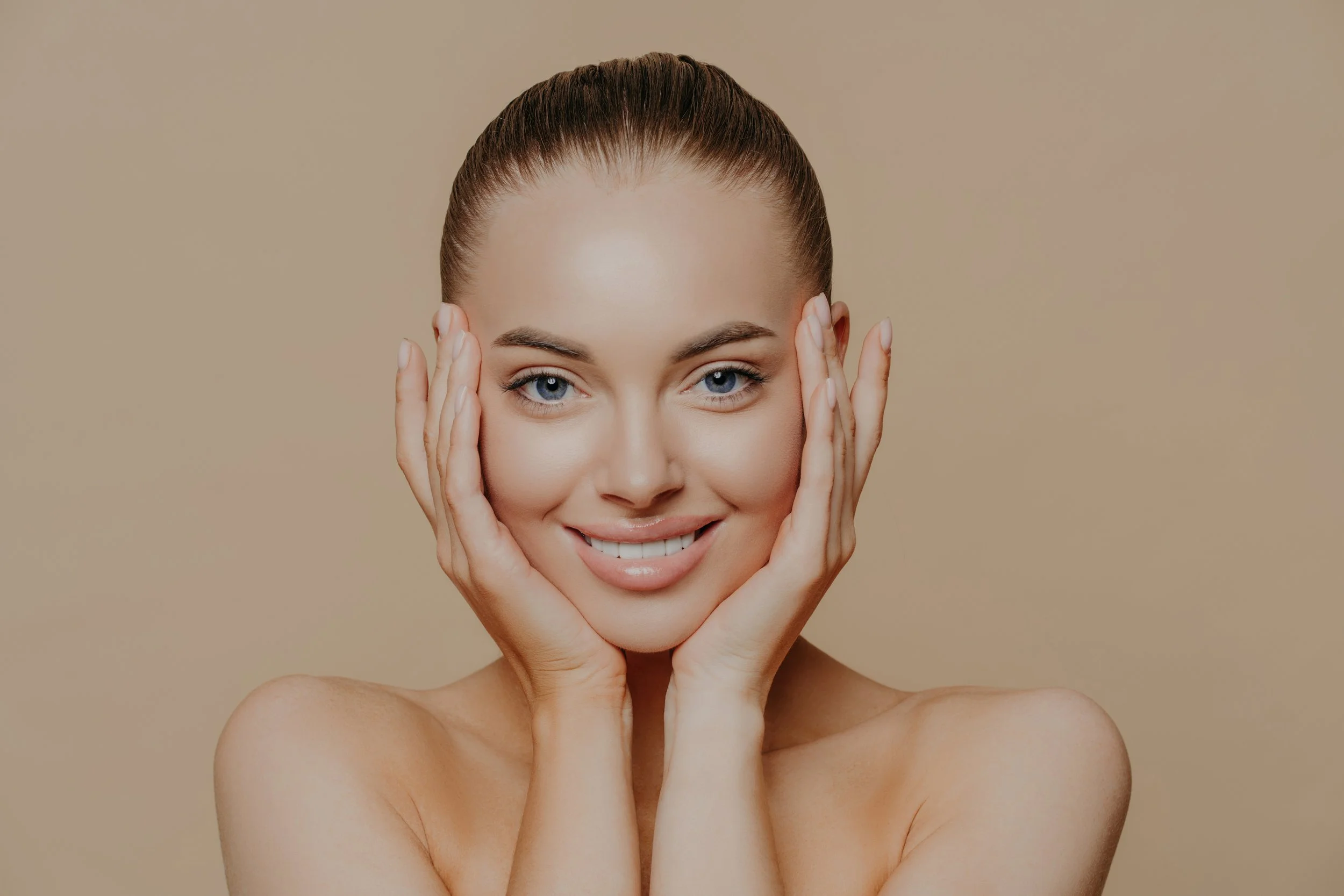 Soin du visage hydratant et mise en beauté chez DJEDJETRESSES à Montauban. Jeune femme à la peau lumineuse affichant un teint frais, uniforme et éclatant, symbole d’une peau bien entretenue.