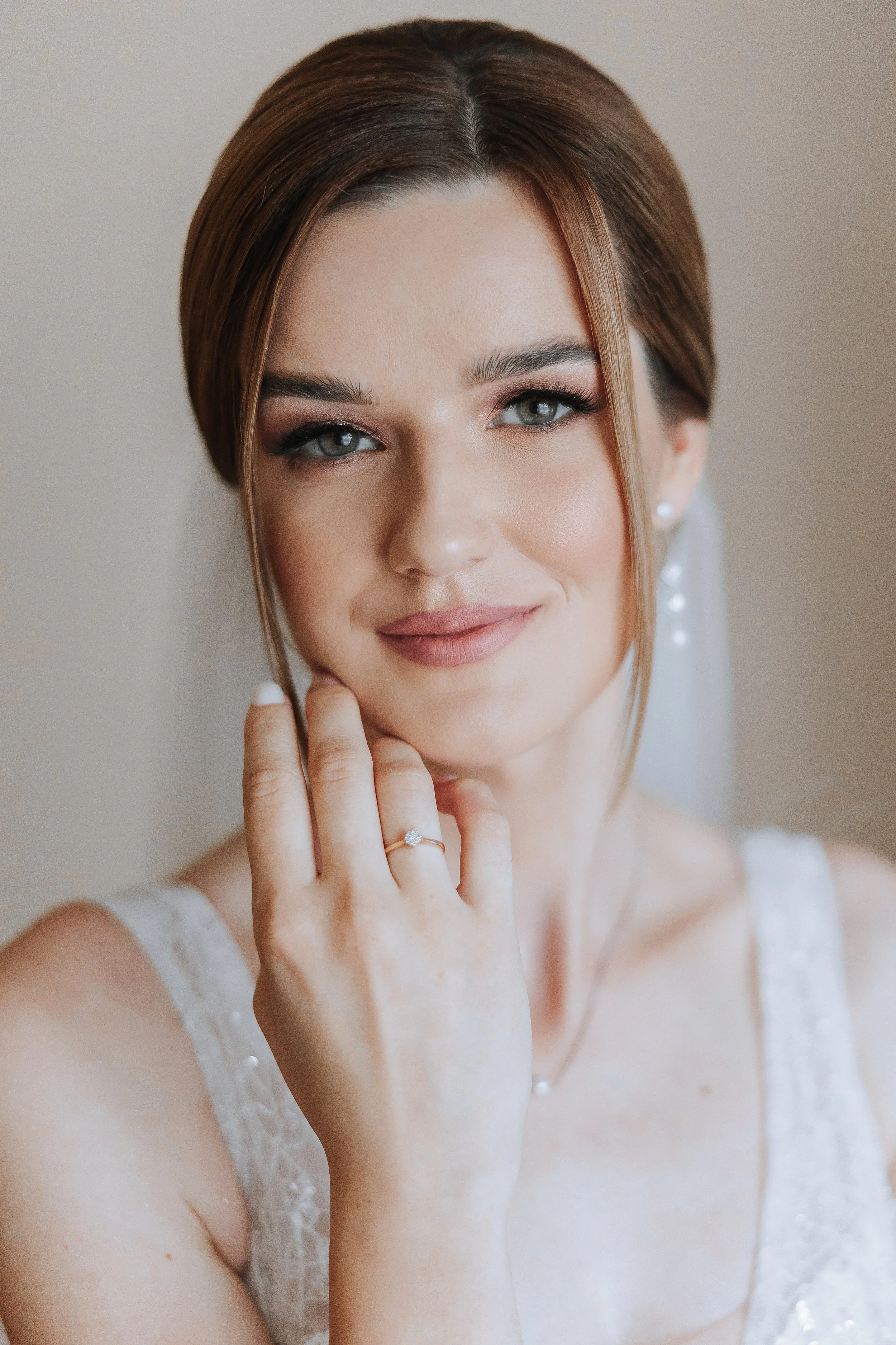 Portrait d’une femme élégamment maquillée à la peau lumineuse après un soin du visage chez DJEDJETRESSES à Montauban. Un rituel beauté idéal pour préparer un événement, un mariage ou simplement prendre soin de sa peau.