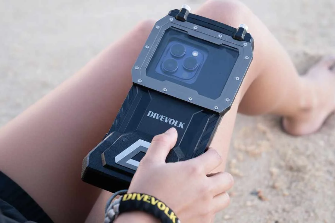 iPhone 15 Pro Max in the DIVEVOLK SeaTouch 4 Max