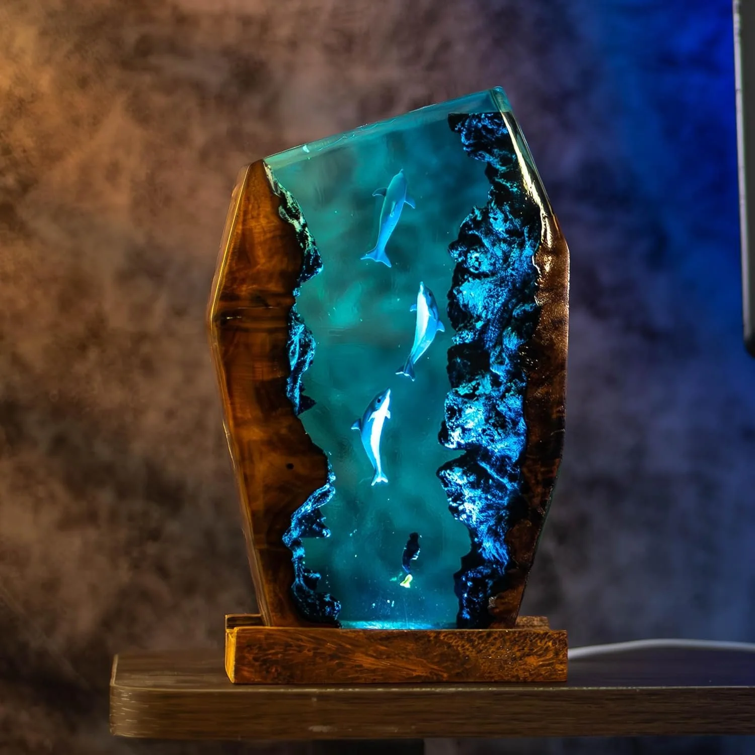 You do not have to be a diver to appreciate this beautiful nightlight featuring beautiful scenes inspired by the ocean.