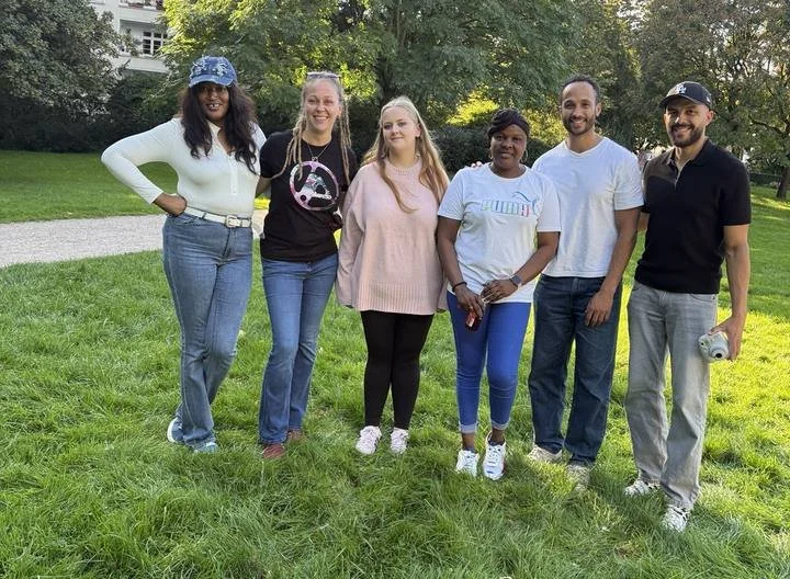 Das Team von Kinova Care draußen im Park
