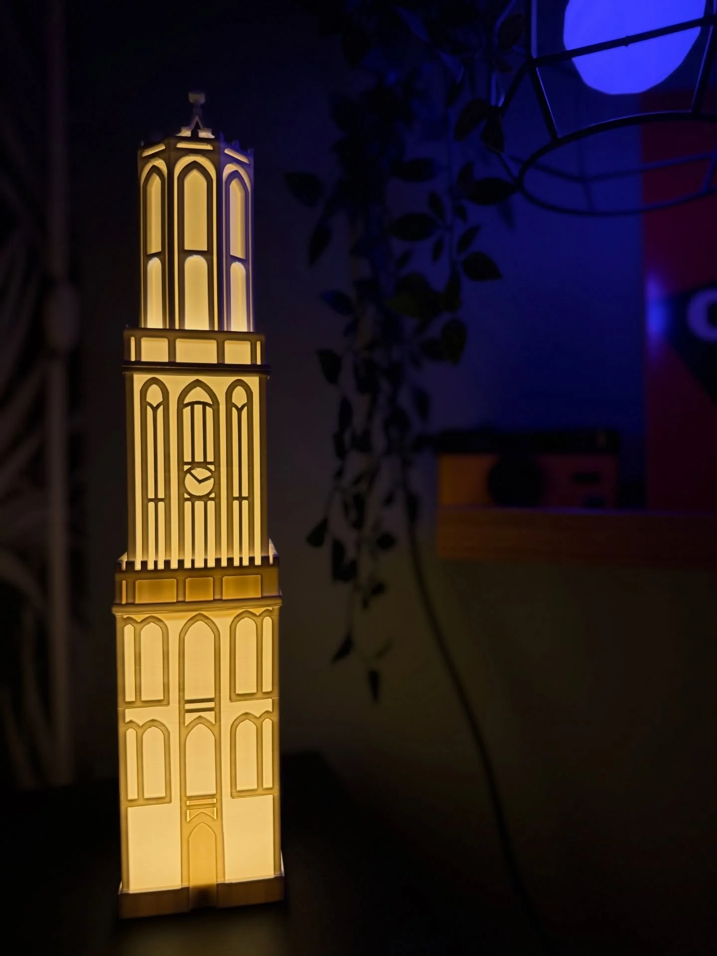 Buiten donker. Domtoren aan.