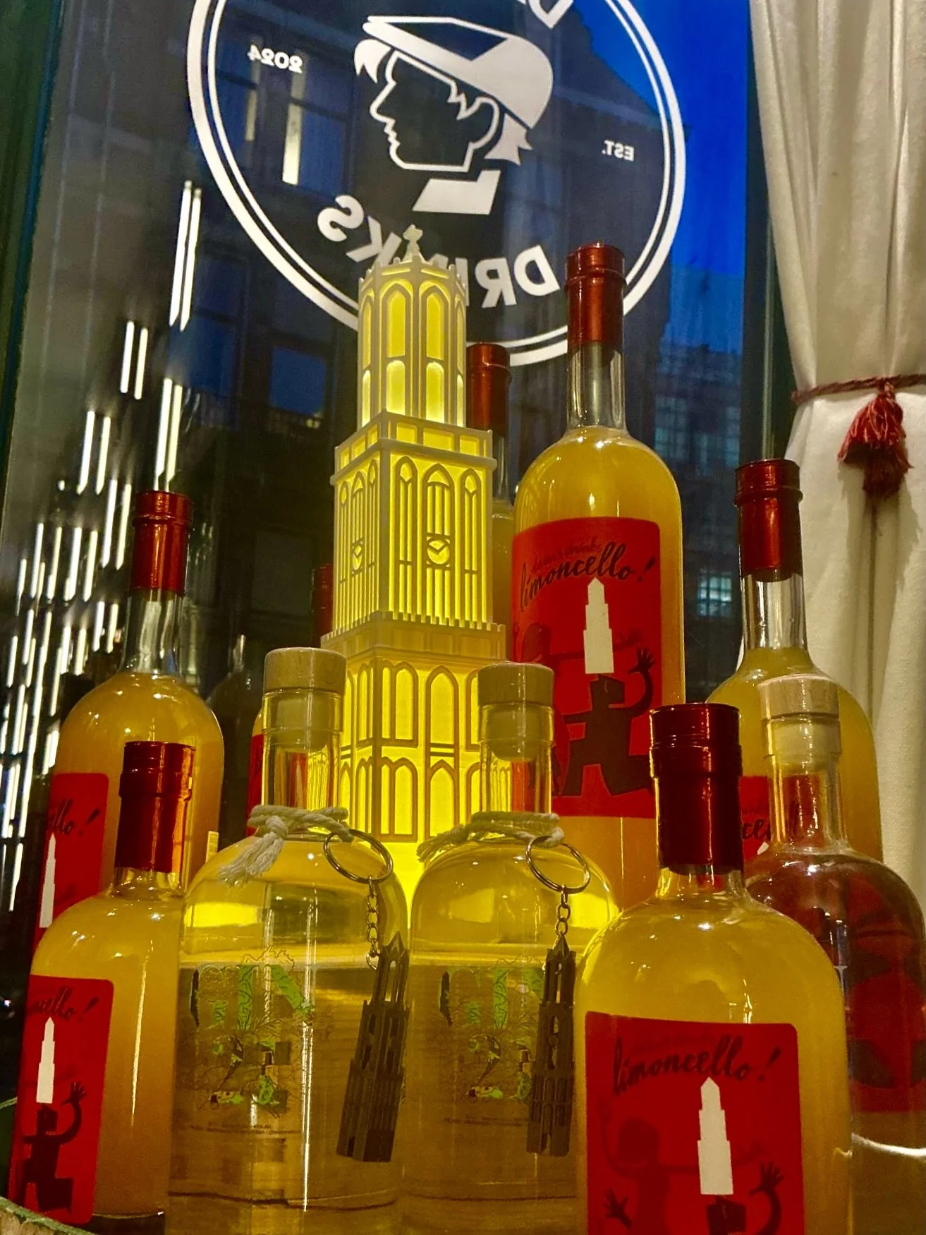 Tussen de heerlijke limoncello-flessen van Daan&rsquo;s Drinks aan de Vismarkt, duikt ook de Domlamp op ❤️🤍