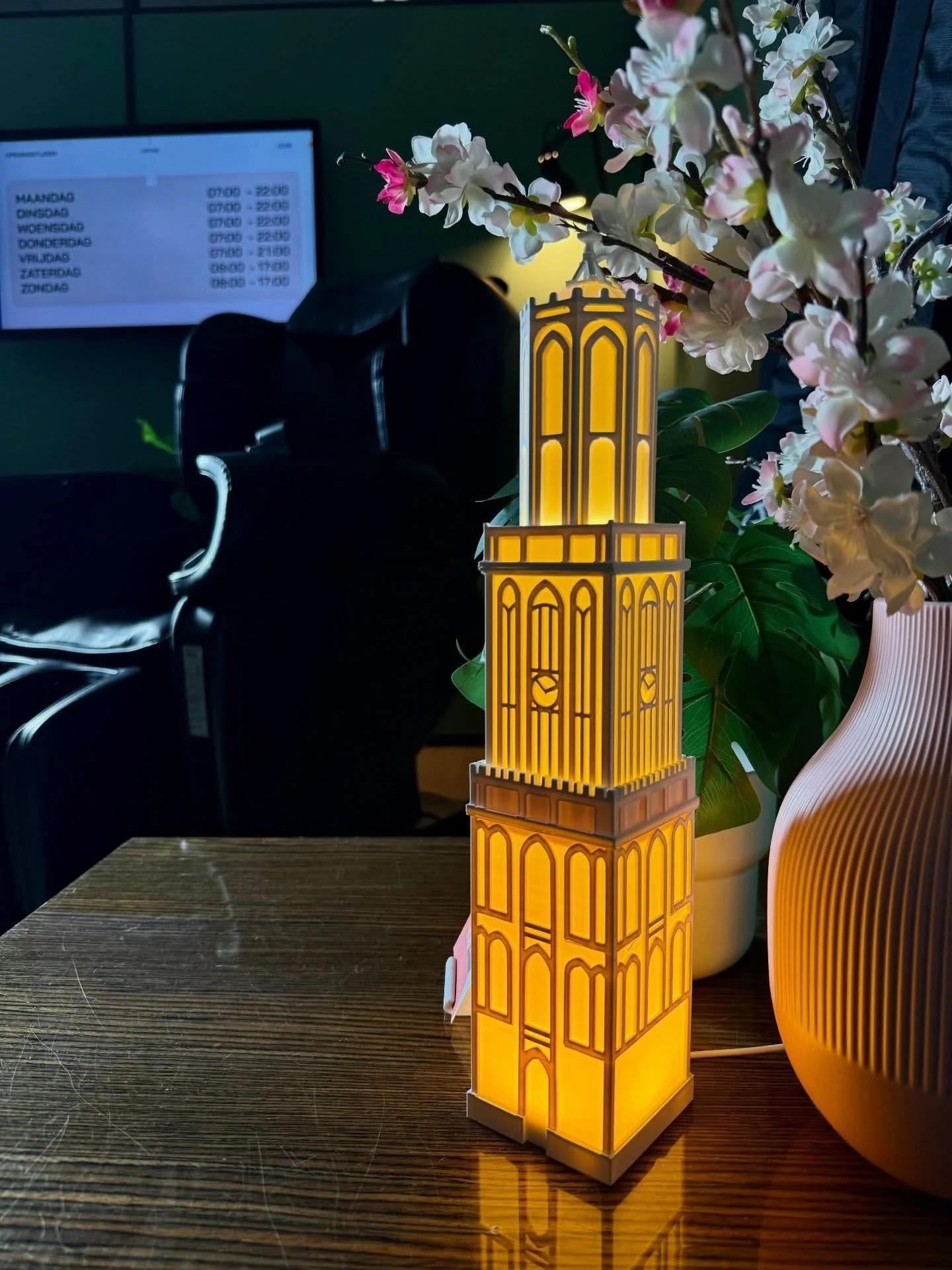 Na het sporten strijk je bij LEF030 neer in de massagekamer voor wat welverdiende rust en ontspanning. Nu met de Domlamp voor een beetje extra sfeer ❤️🤍