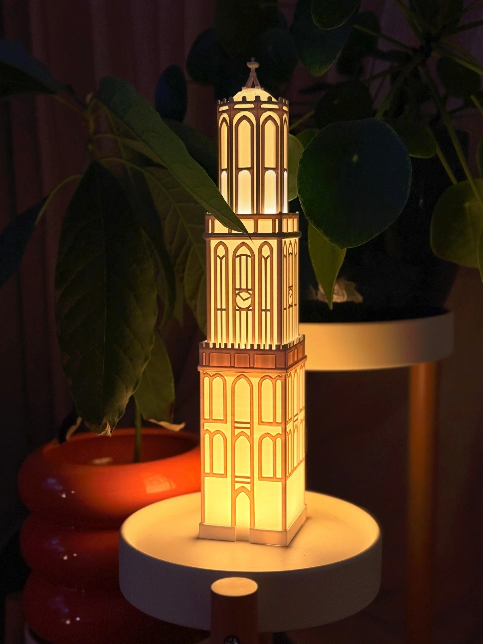 Het licht van de Domlamp. Meer heb je eigenlijk niet nodig.

#domlamp #030 #utrecht #domtoren