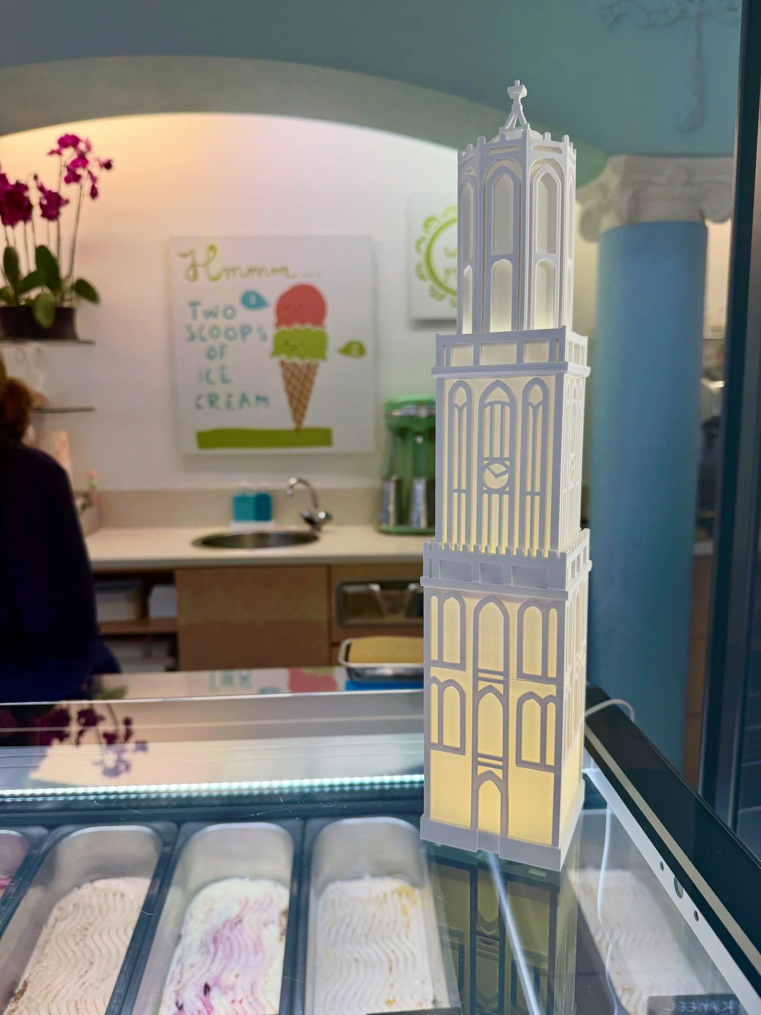 Je haalt je ijsje bij de iconische ijssalon Il Mulino. En ook daar staat nu een Domlamp ❤️🤍

📍 @ijssalonilmulino