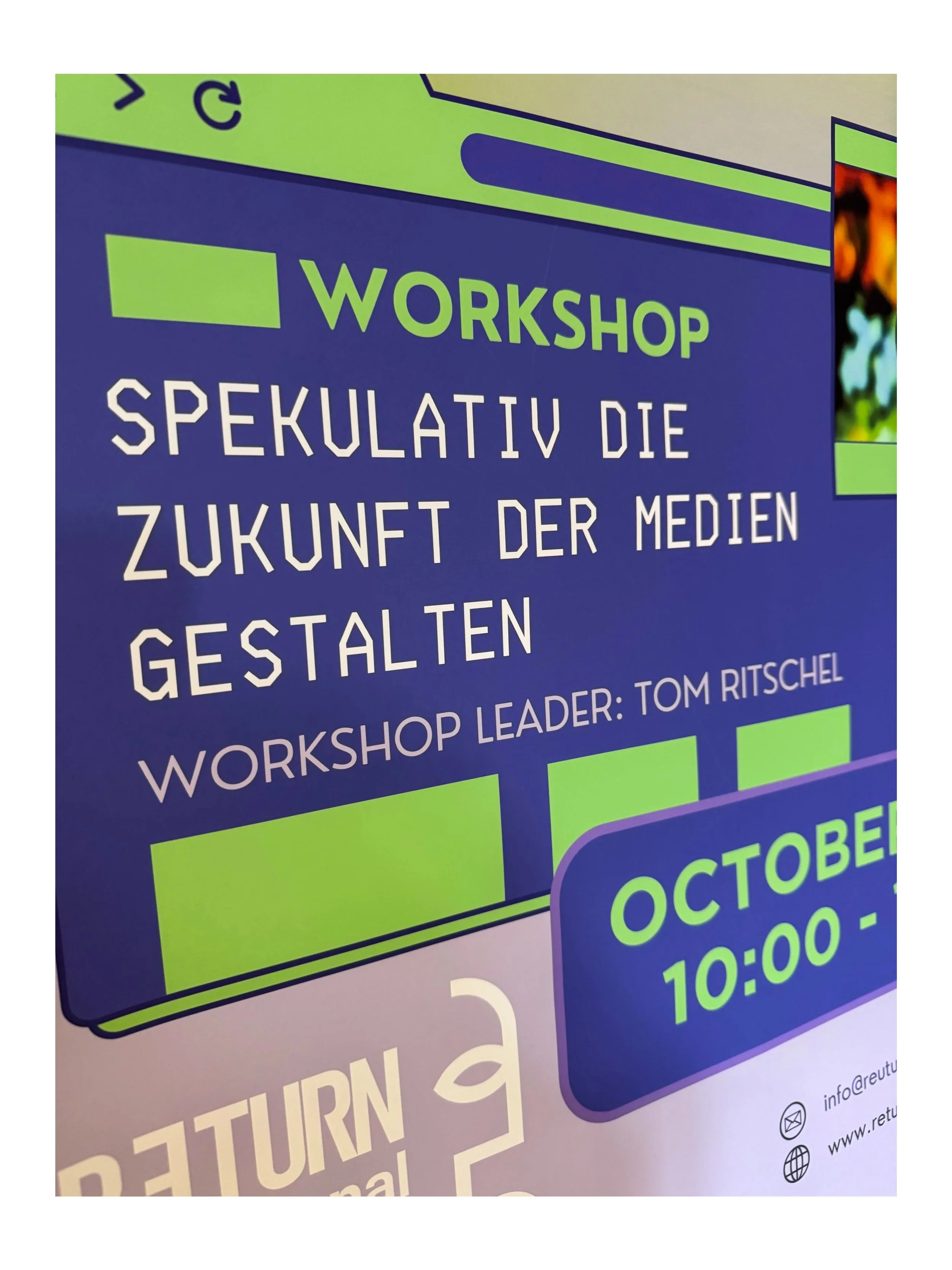 Werbetafel für einen Workshop zum Thema Mediengestaltung, geleitet von Tom Ritschel, am 10. Oktober um 10:00 Uhr.