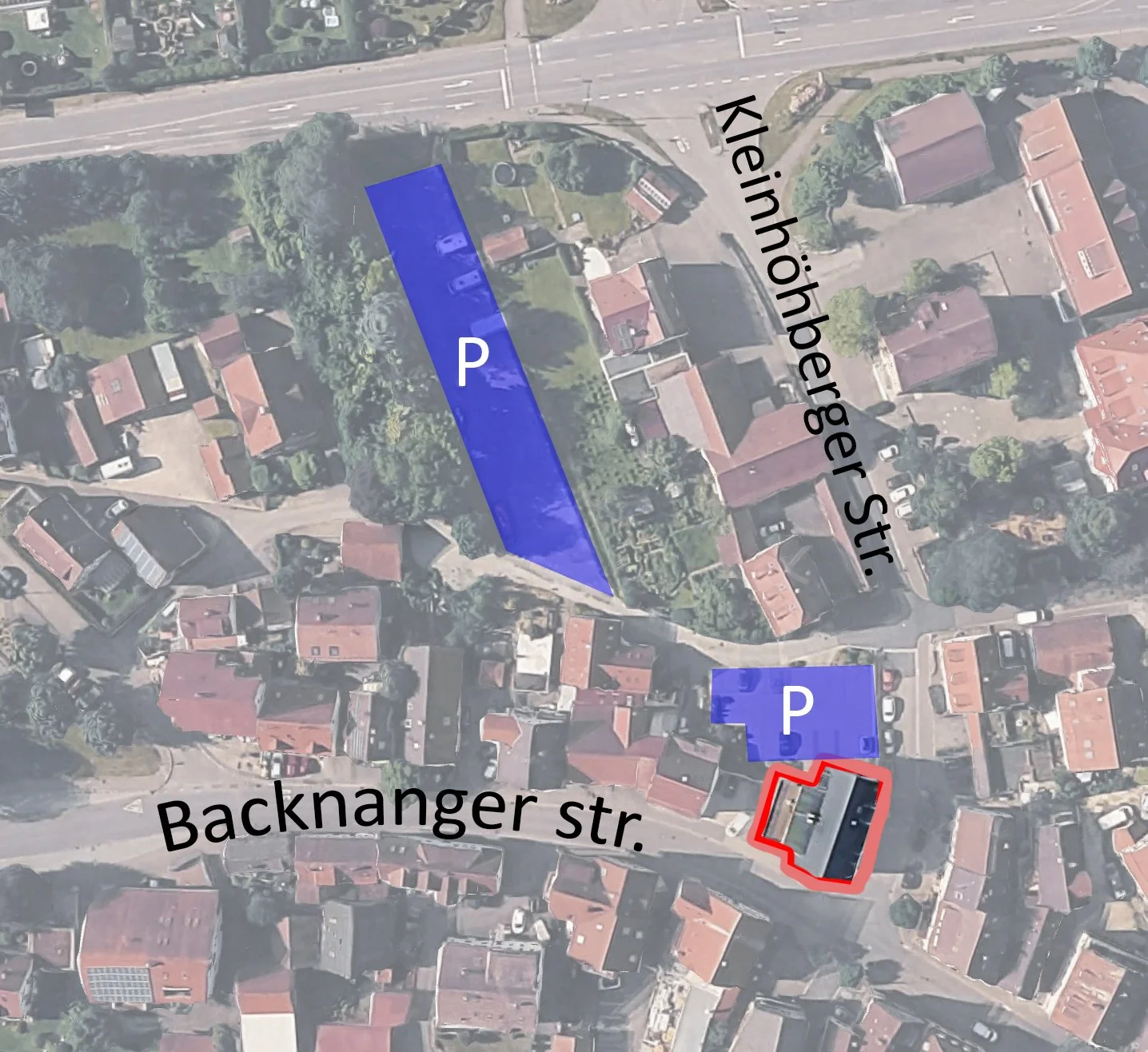 Luftaufnahme eines Wohnviertels mit markierten Parkplätzen, Straßen und einem Grundstück, das von einer roten Linie umrandet ist. Es gibt zwei blaue Parkflächen entlang der Kleinhöhnerberger Straße, eine mit mehreren Parkplätzen und eine kleinere. Die Straße 'Backnanger str.' verläuft horizontal im unteren Bereich, während 'Kleinhöhnerberger Str.' diagonal verläuft.