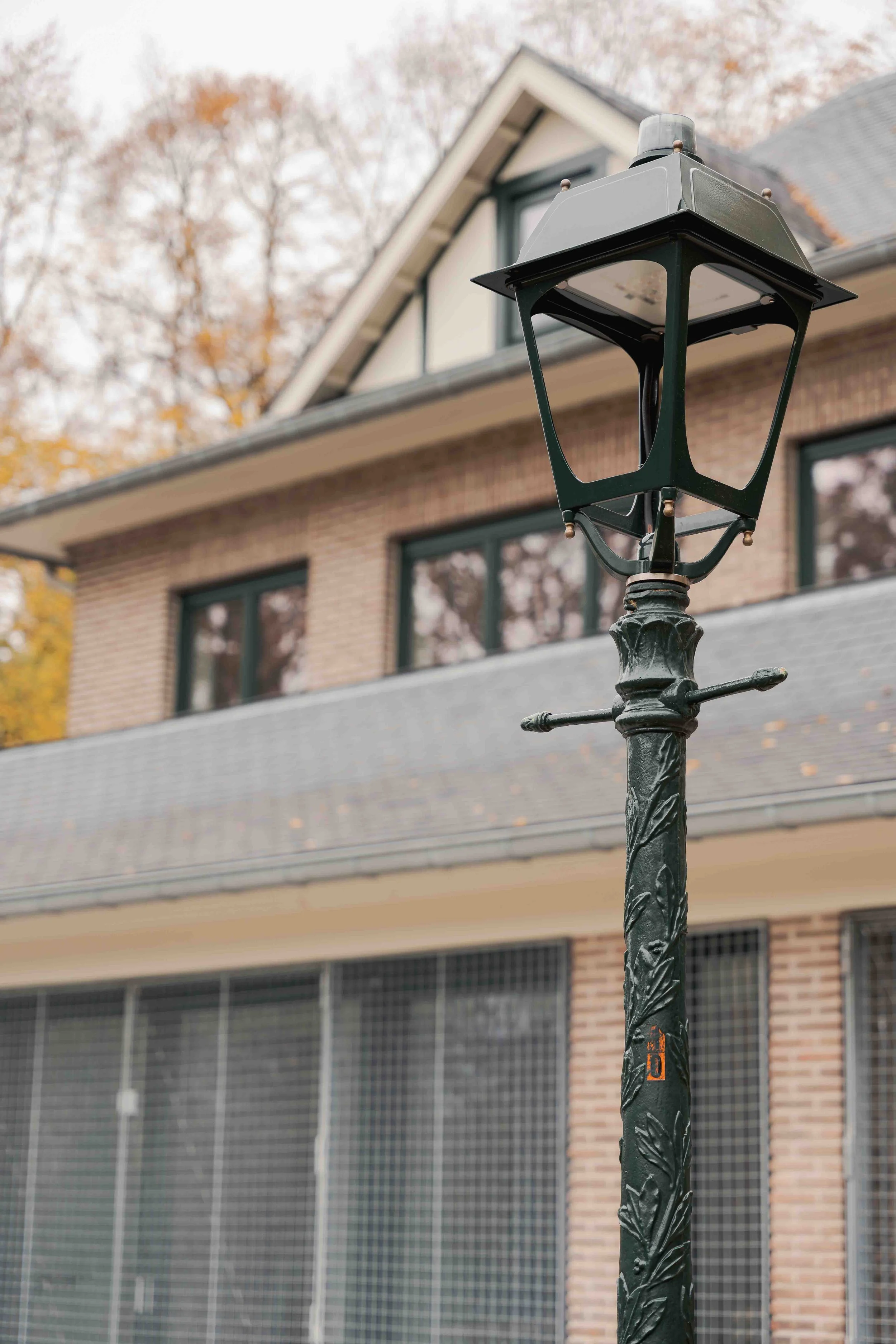 Détail de façade moderniste, proportions et matière. Image plus resserrée, centrée sur le langage architectural et les surfaces.