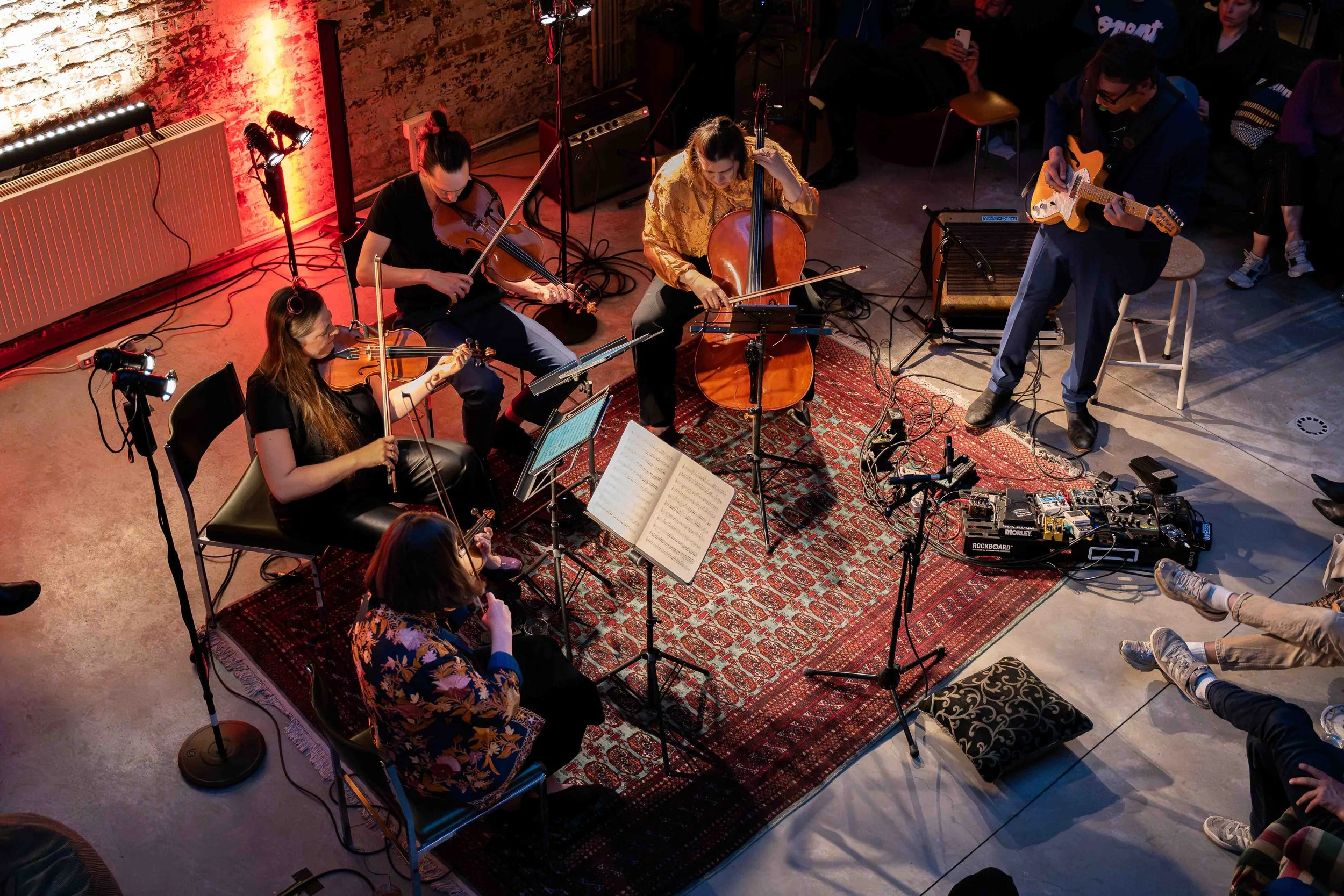 Vue d’ensemble d’un concert live dans un espace culturel, reportage photographique réalisé à Bruxelles par Thomas Melhan.