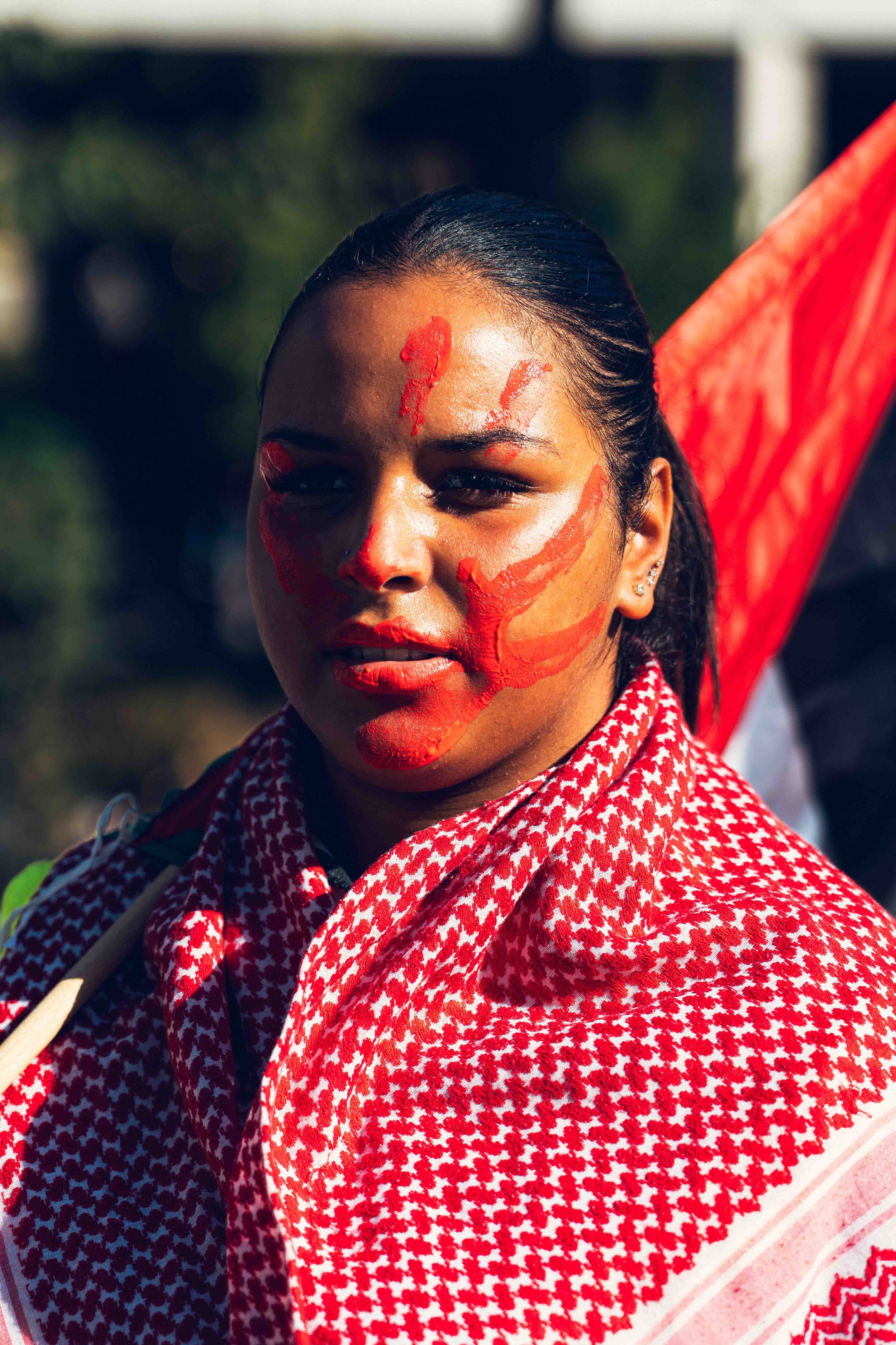 Portrait couleur en environnement urbain. Composition dynamique et contraste affirmé.