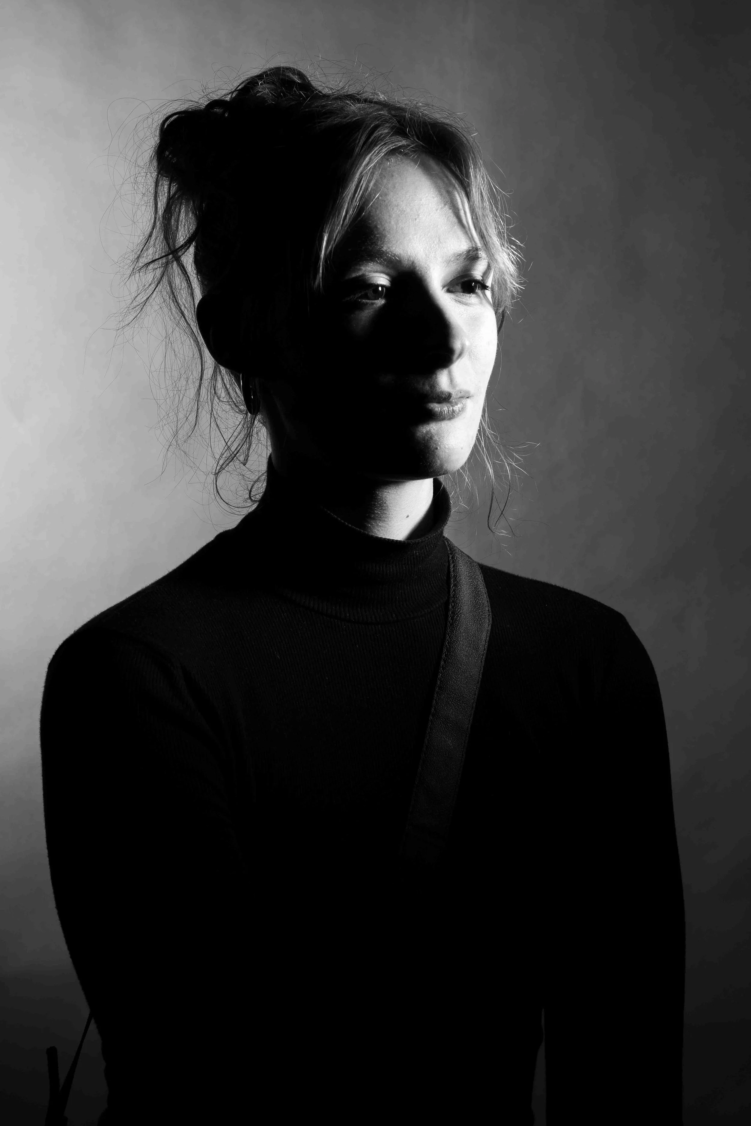 Portrait en studio en clair-obscur. Contraste marqué et expression concentrée