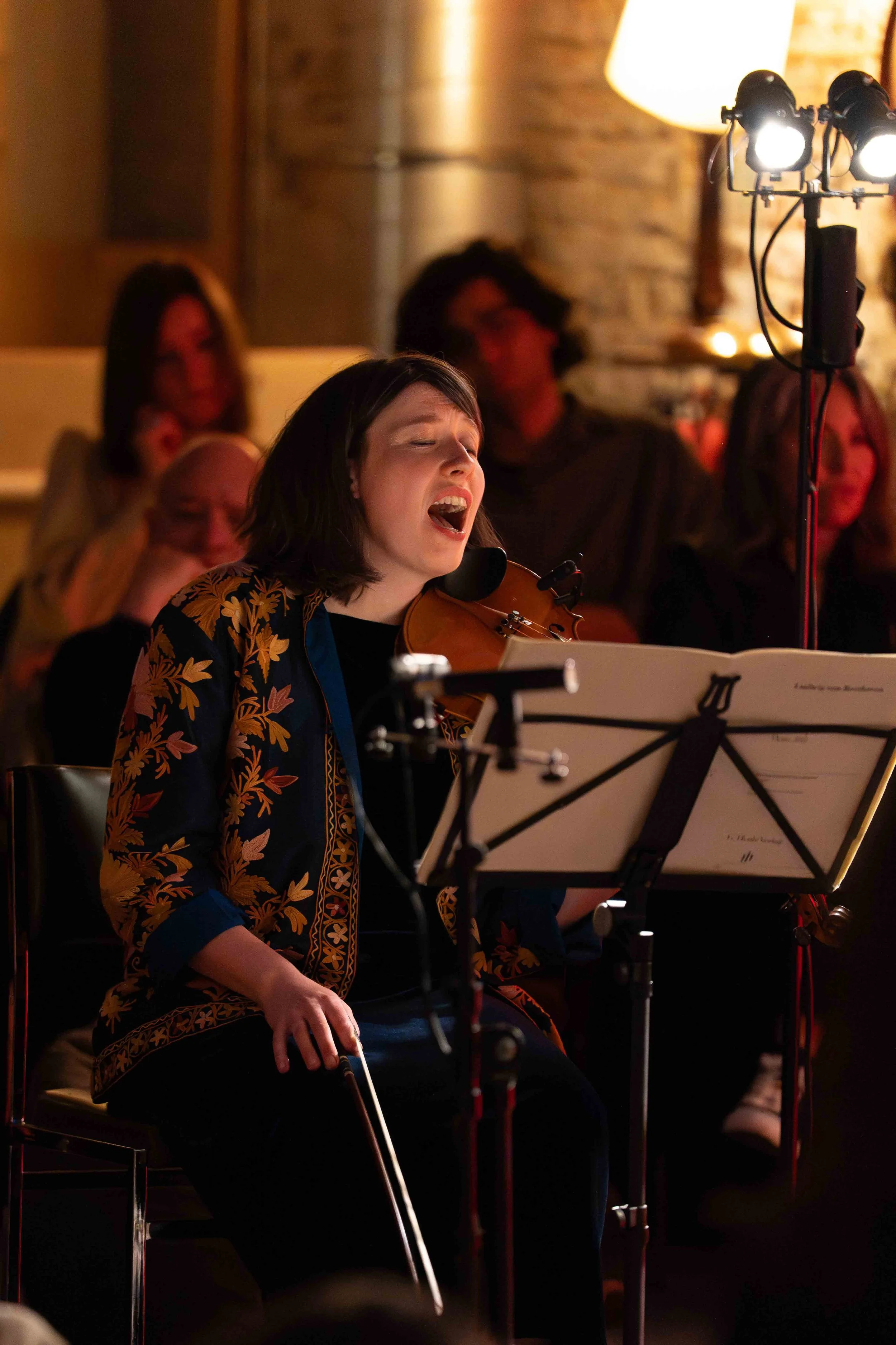 Photographie de concert intimiste avec chanteuse et violoniste, reportage culturel réalisé à Bruxelles par Thomas Melhan.