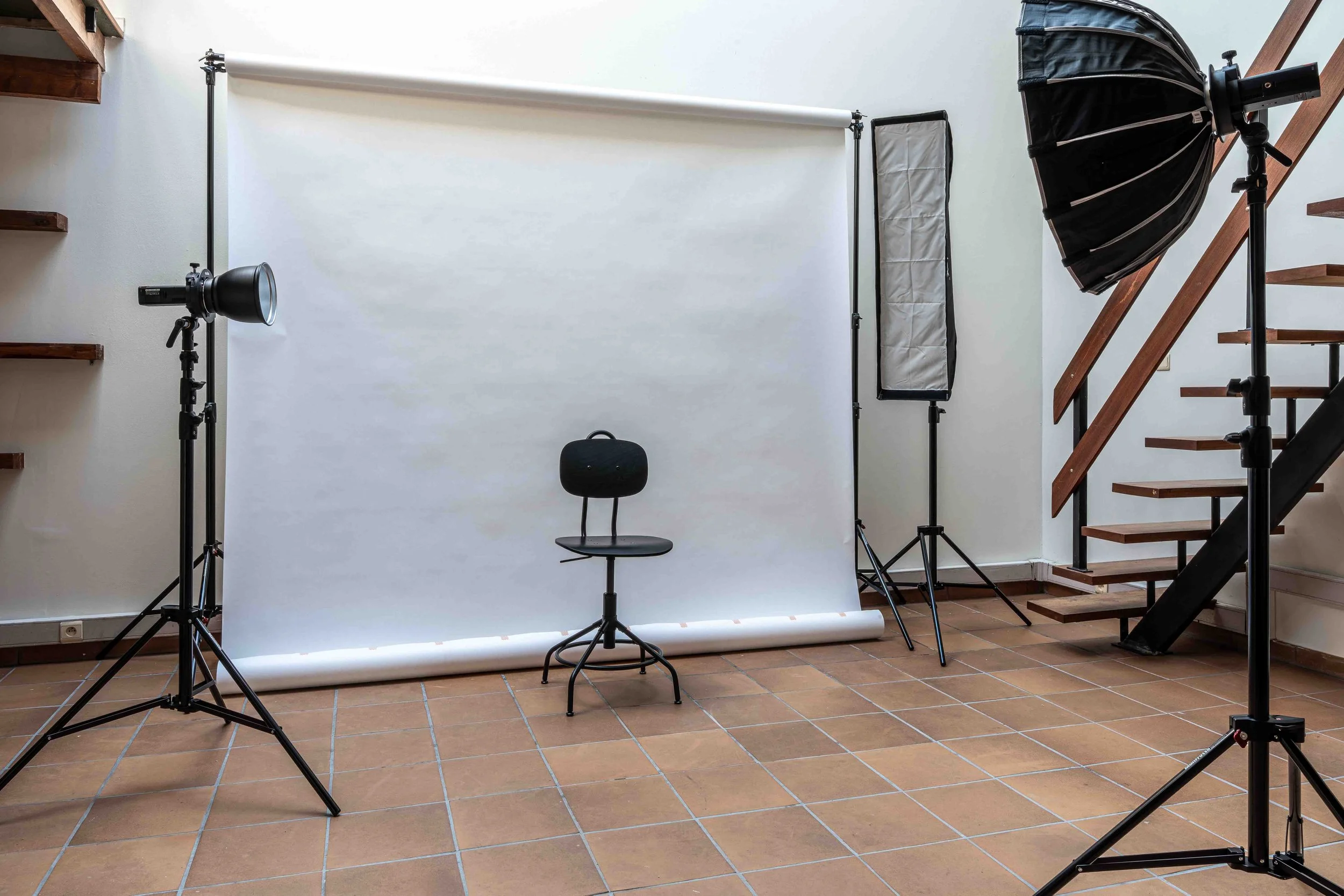 Setup studio photo avec tabouret et éclairage professionnel à Bruxelles
