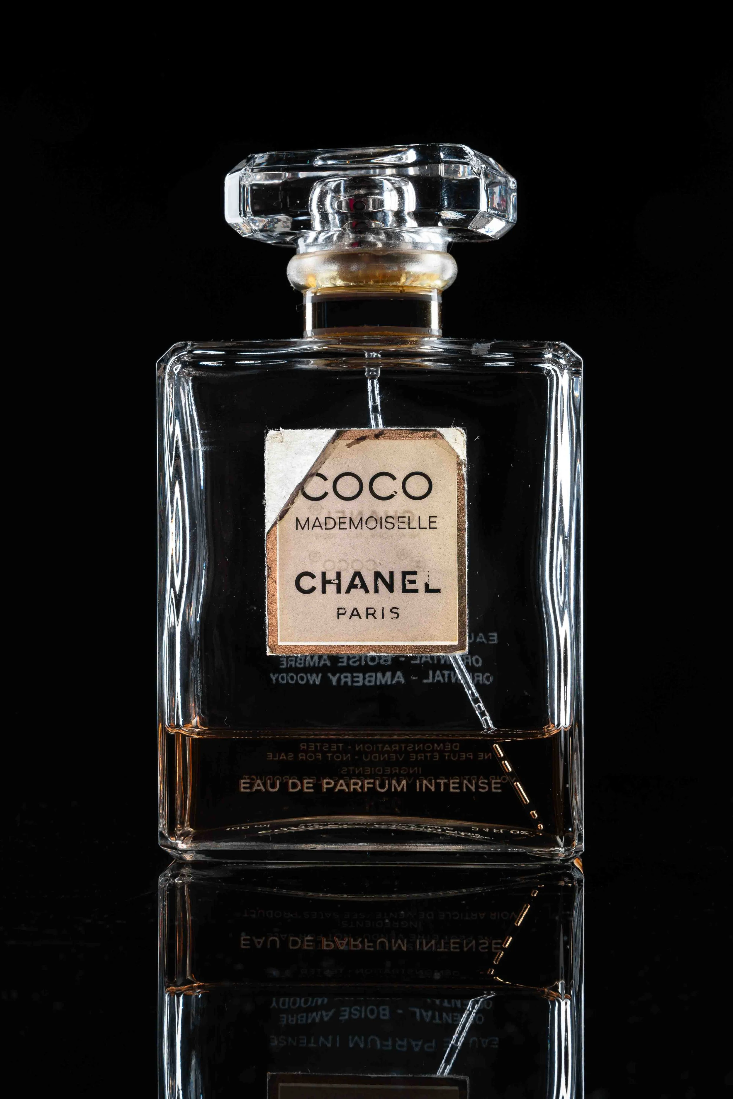 Photographie studio d’un flacon sur fond sombre mettant en valeur la transparence du verre, la précision des reflets et la profondeur de la matière. Image conçue pour communication produit et branding.