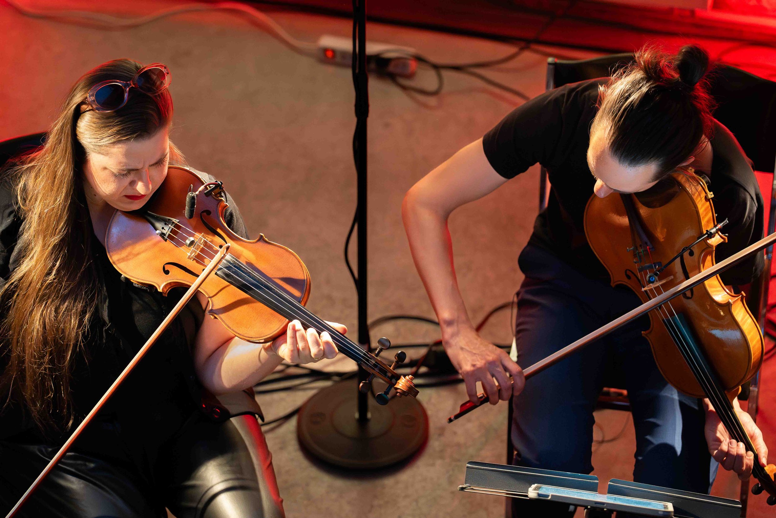 Reportage photographique de musiciennes en concert live, photographie événementielle et culturelle réalisée à Bruxelles par Thomas Melhan.