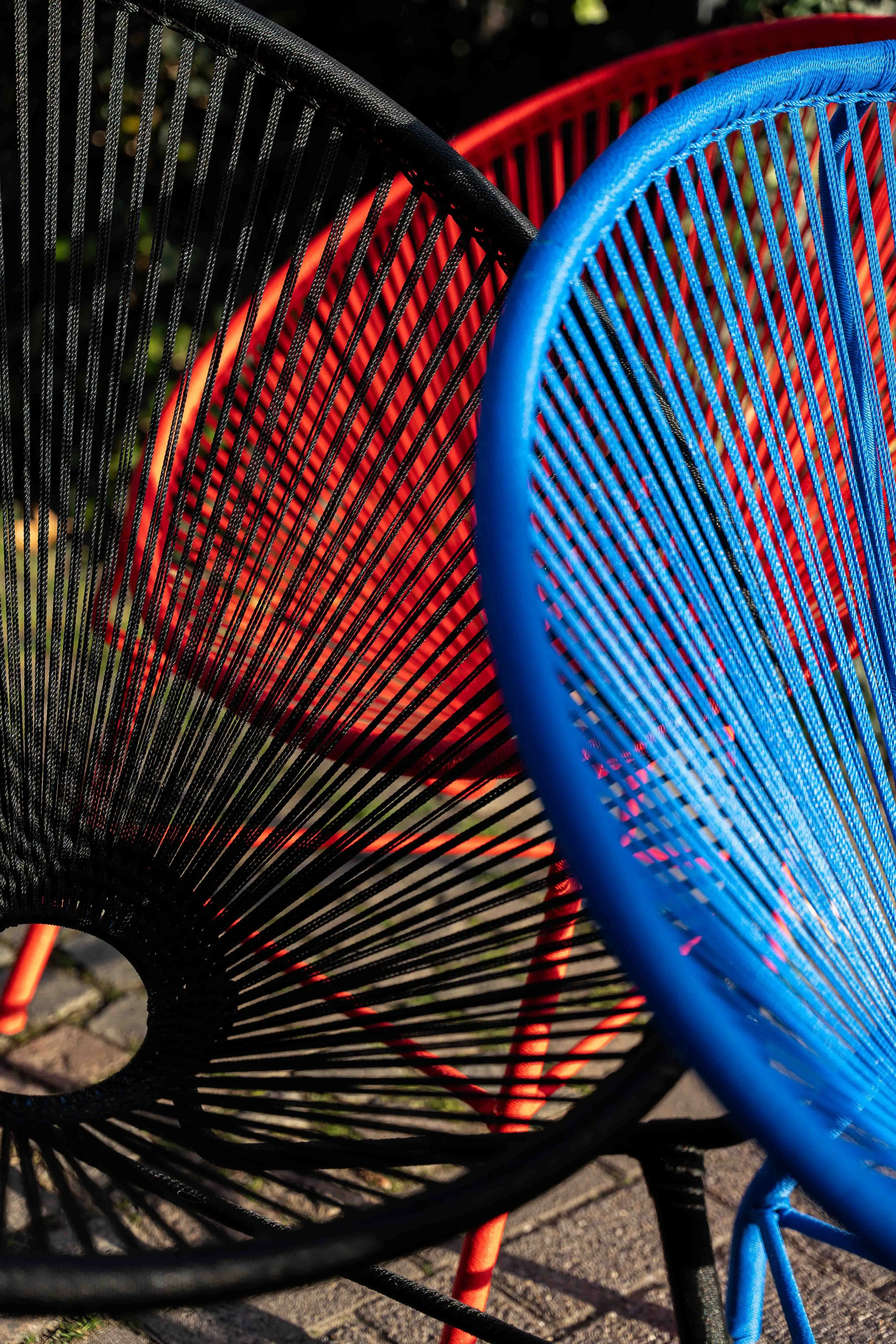 Composition studio centrée sur la forme et la couleur. Mise en valeur graphique adaptée à communication créative et branding.