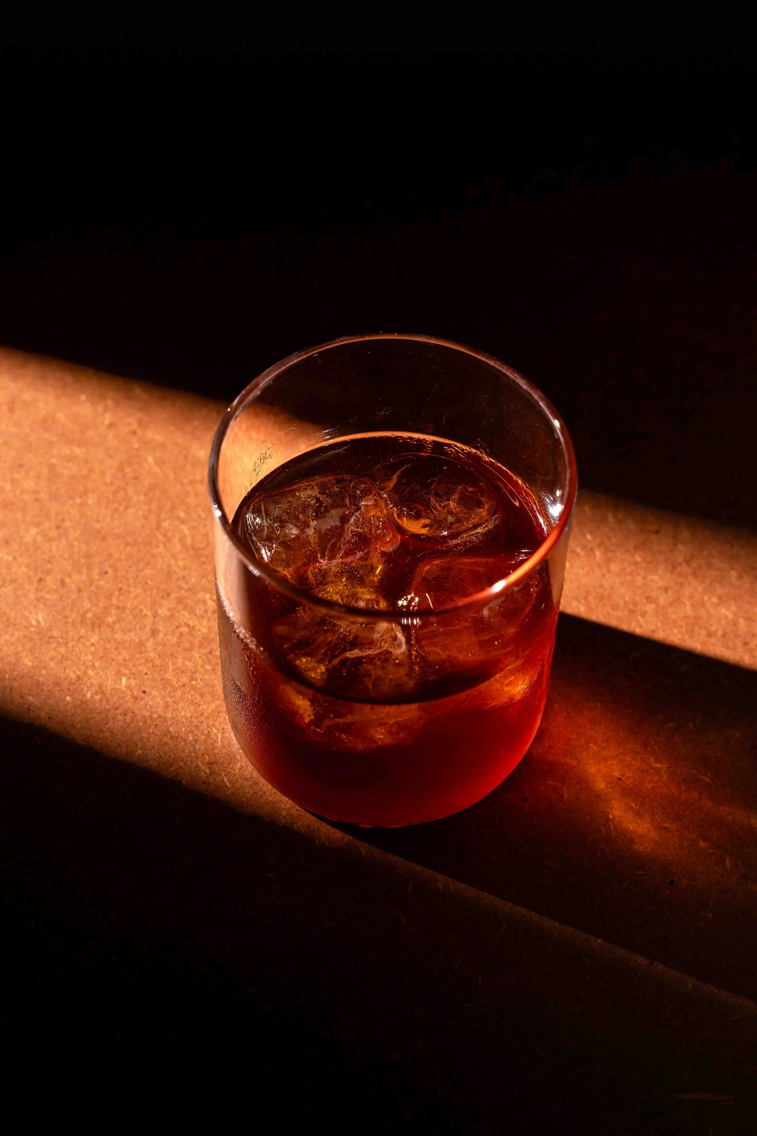 Photographie de cocktail réalisée en studio avec une lumière directionnelle et une composition graphique marquée. Travail sur les contrastes, les transparences et la matière pour une approche visuelle contemporaine. Projet de photographie d’objets et