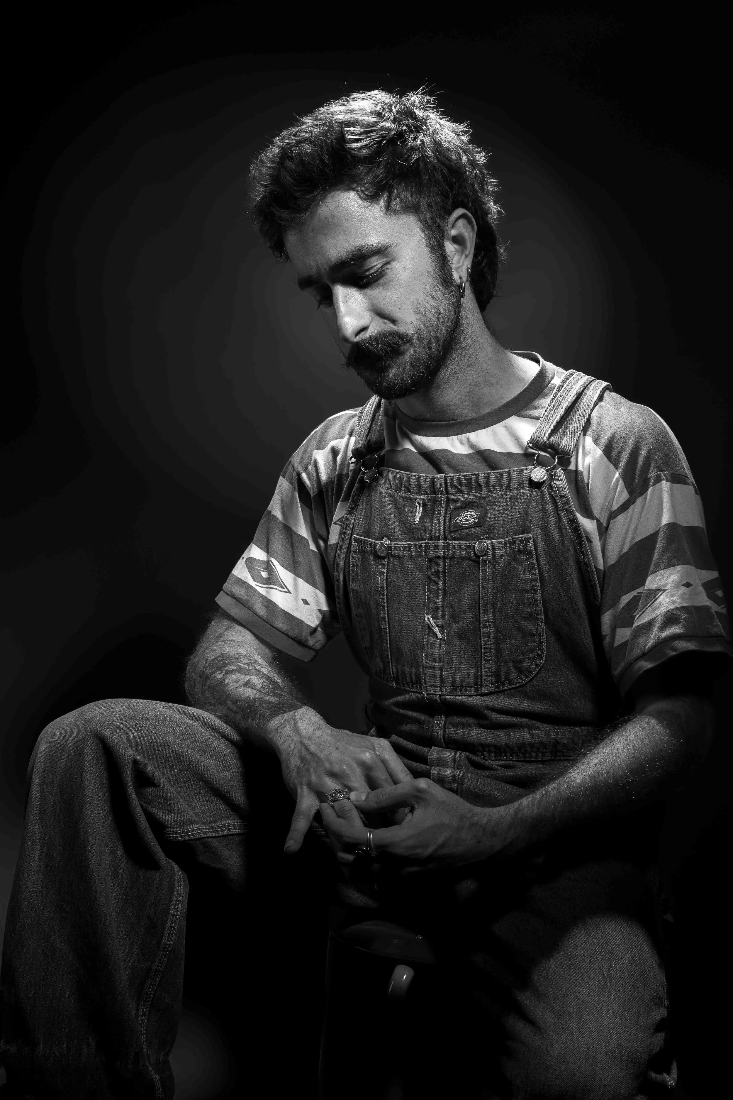 Portrait noir et blanc en studio à Bruxelles, lumière directionnelle et fond sombre. Photographe portrait professionnel pour indépendant, artiste et dirigeant. Image sobre, précise et intemporelle adaptée à la communication, au site internet et aux s
