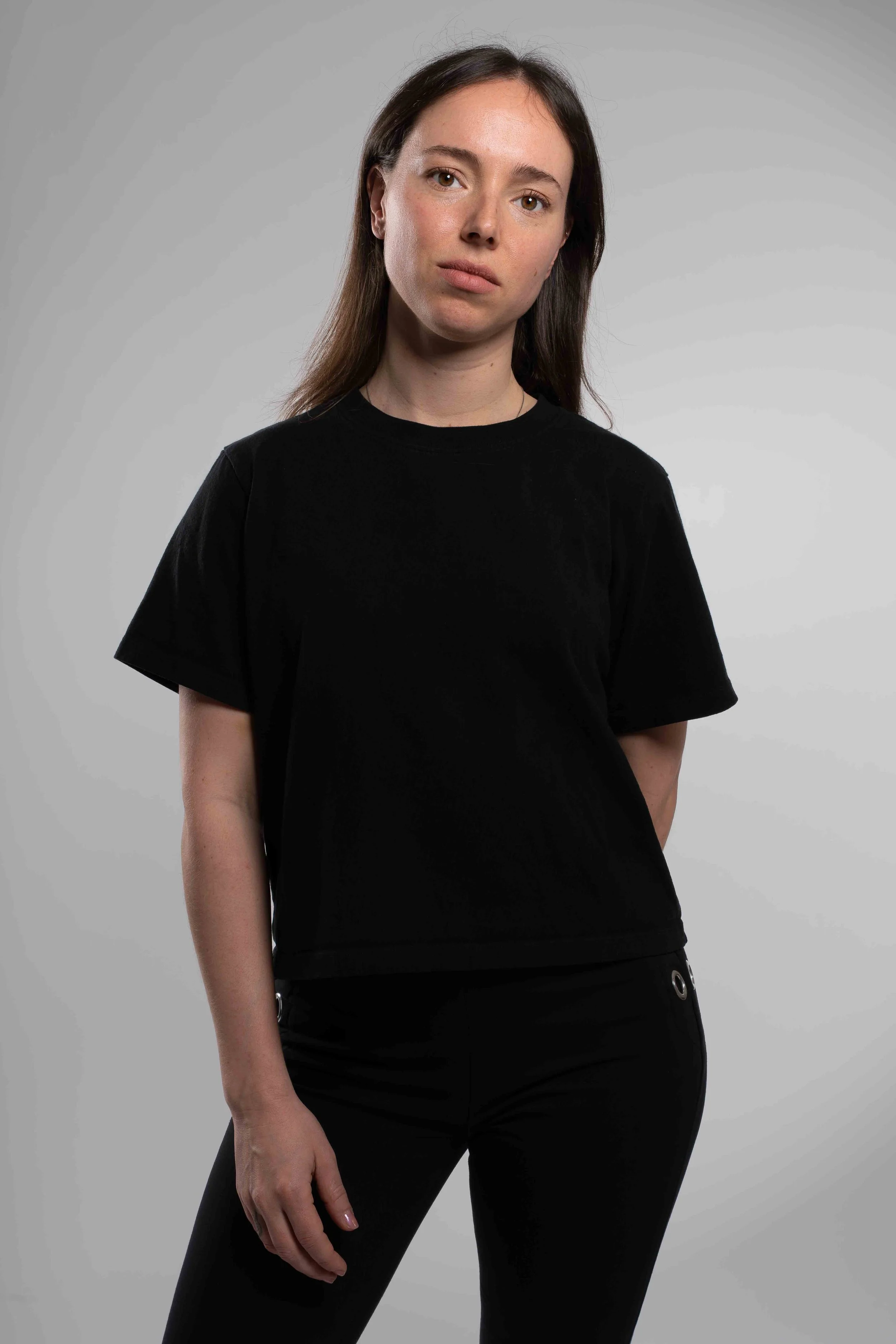 Portrait éditorial minimaliste en studio sur fond gris, photographie de branding et image de marque réalisée à Bruxelles par Thomas Melhan.