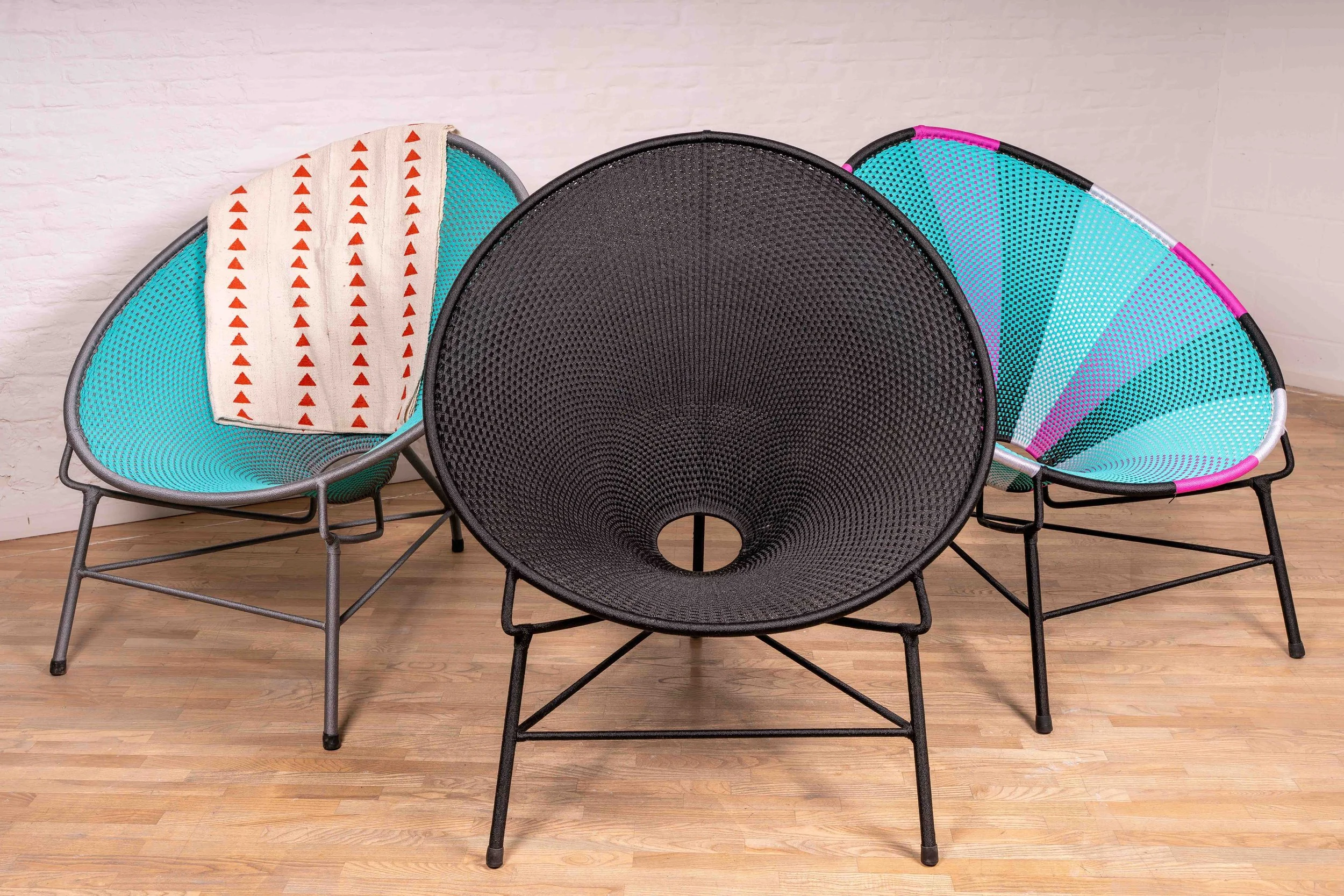 Chaise design noire en composition graphique. Image orientée branding mettant en valeur le volume et l’identité visuelle du produit.