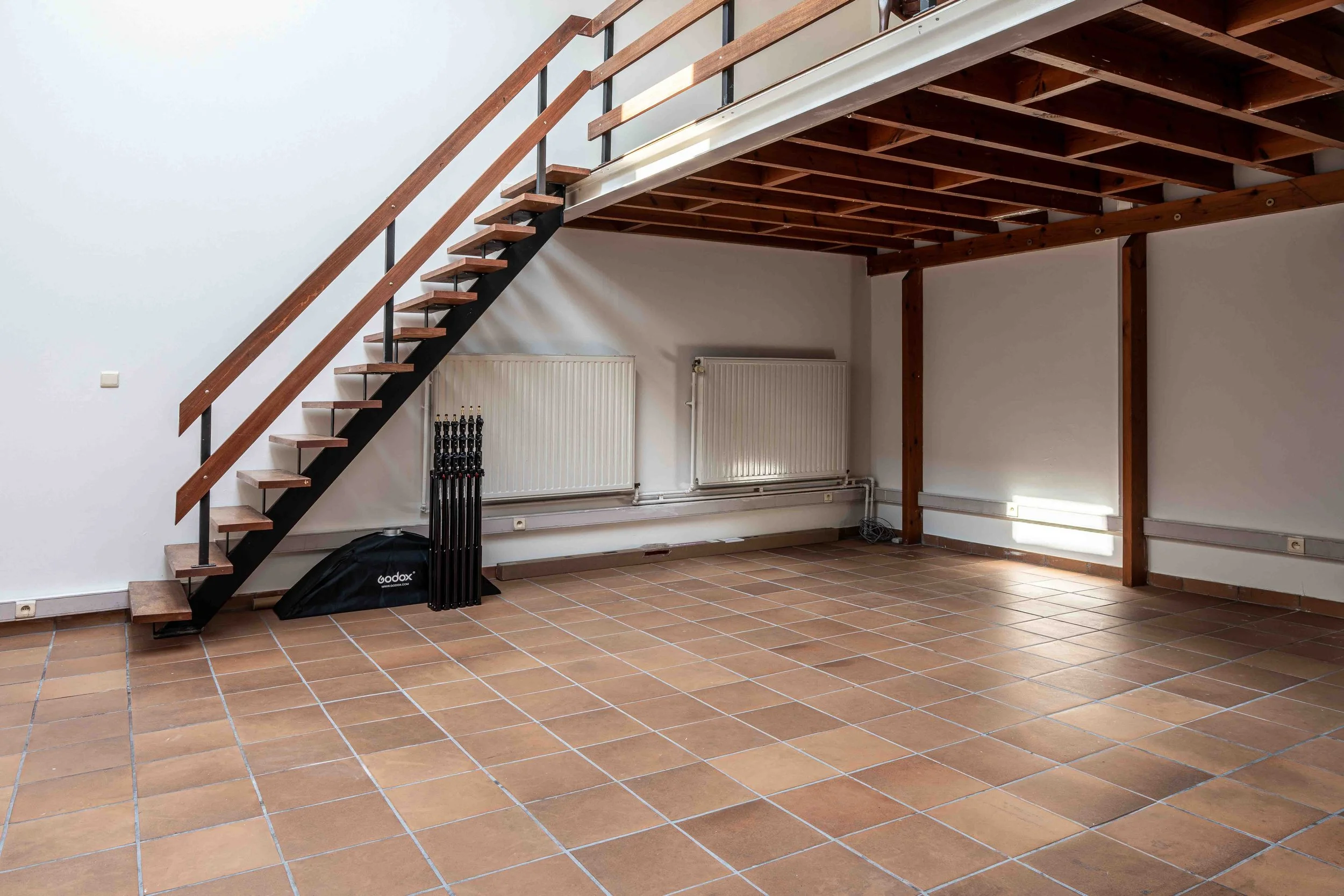 Studio photo à Bruxelles avec mezzanine et grand espace de shooting