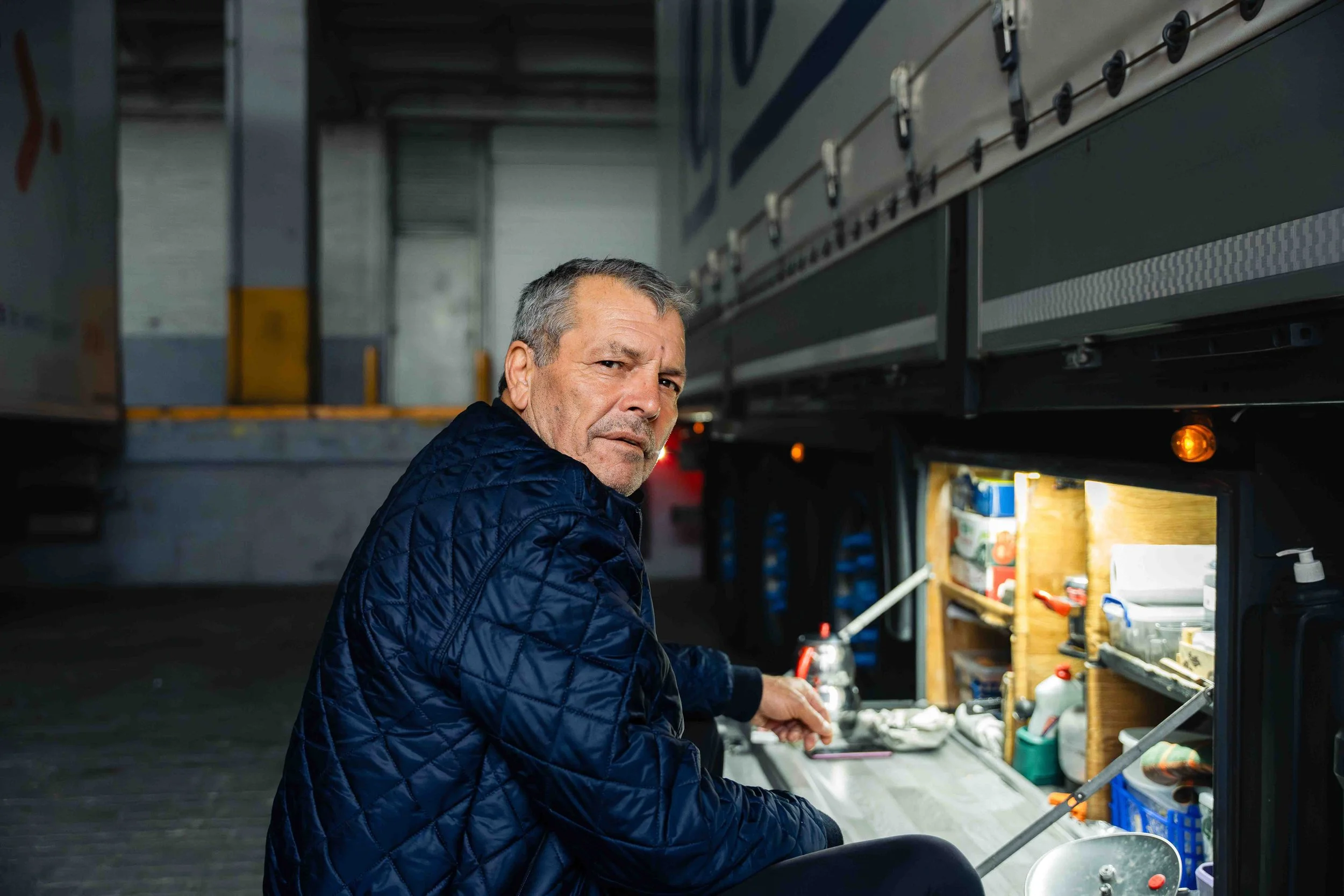 Portrait en environnement professionnel. Lumière naturelle maîtrisée et intégration du contexte de travail.