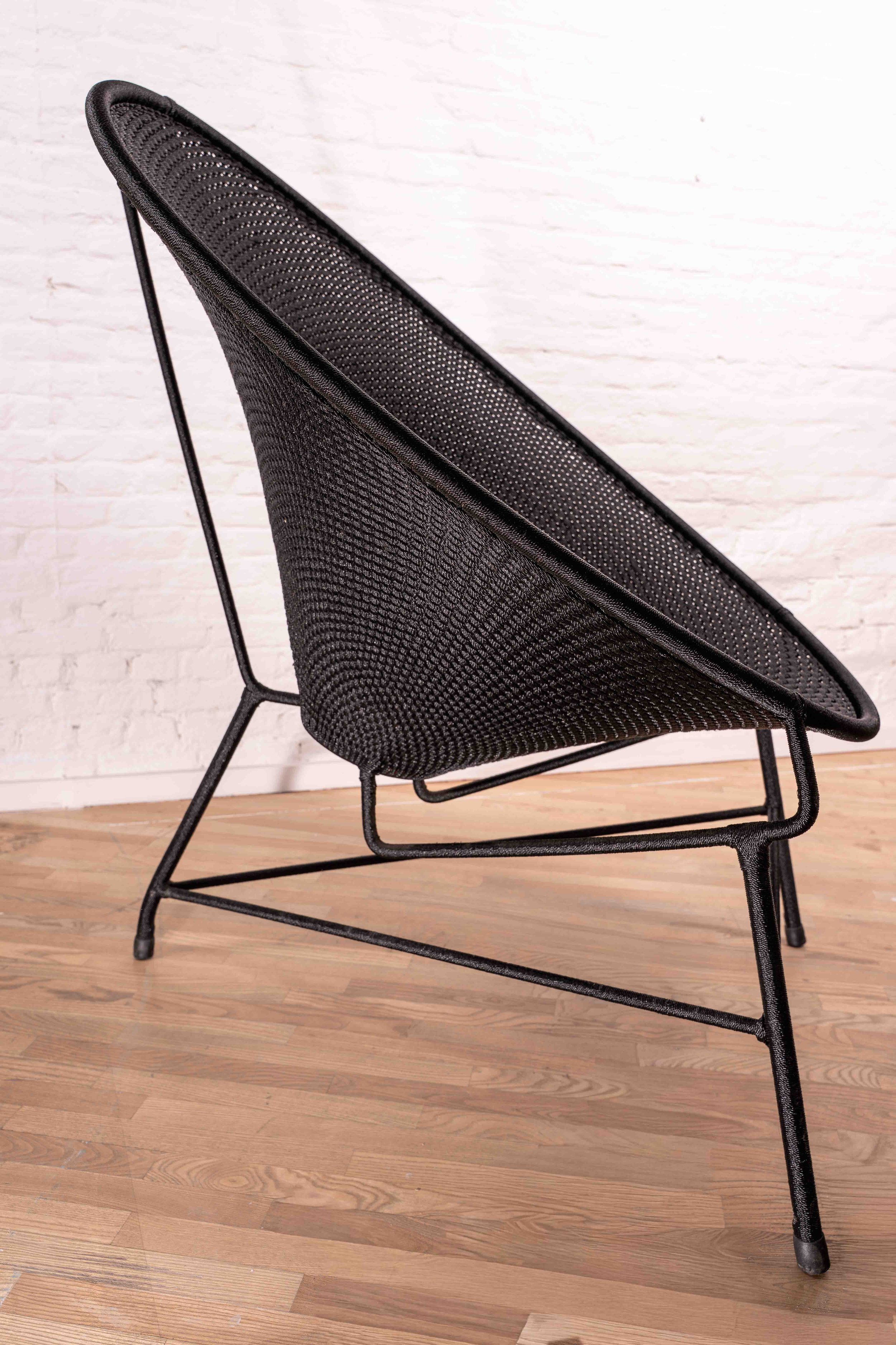 Packshot chaise noire sur fond blanc. Photographie claire et structurée adaptée à e-commerce ou fiche produit.