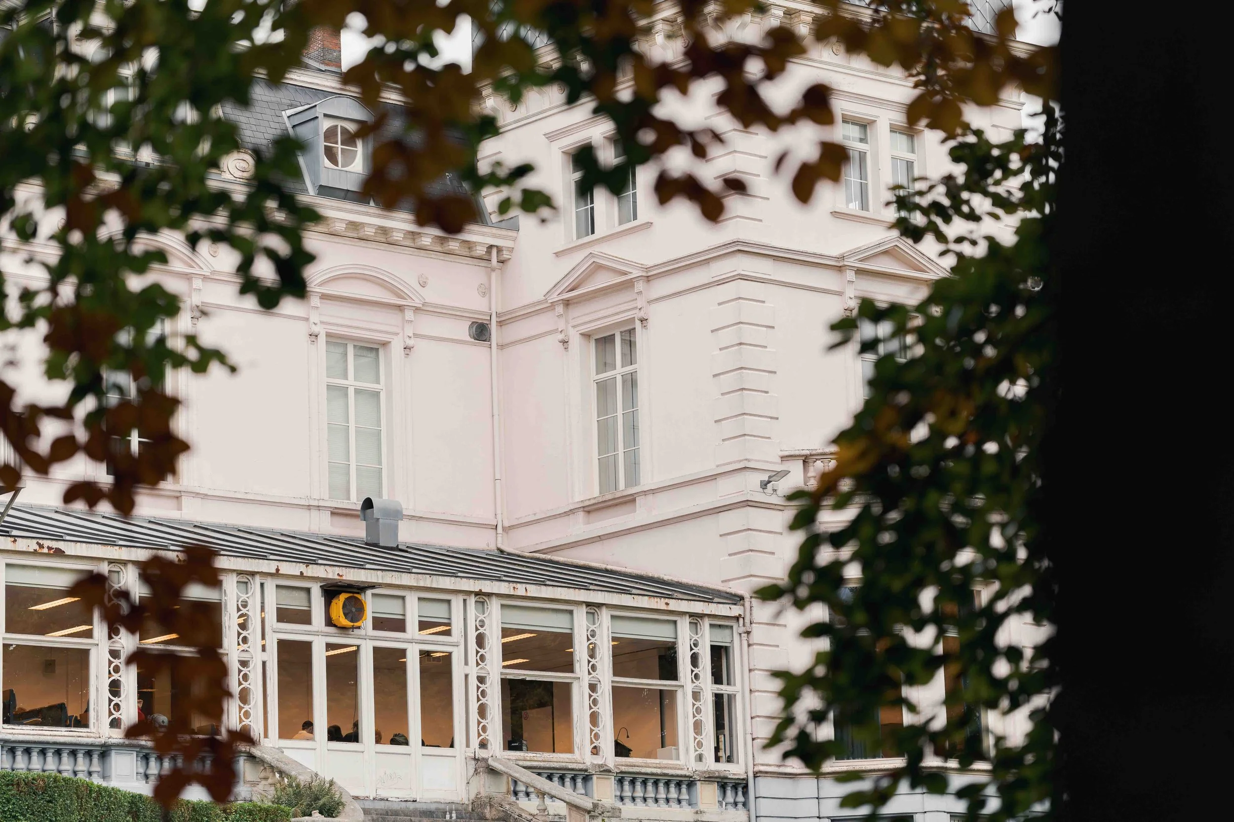 Bâtiment classique photographié pour sa structure et sa composition. L’image valorise l’équilibre des lignes et l’organisation de l’espace autour.