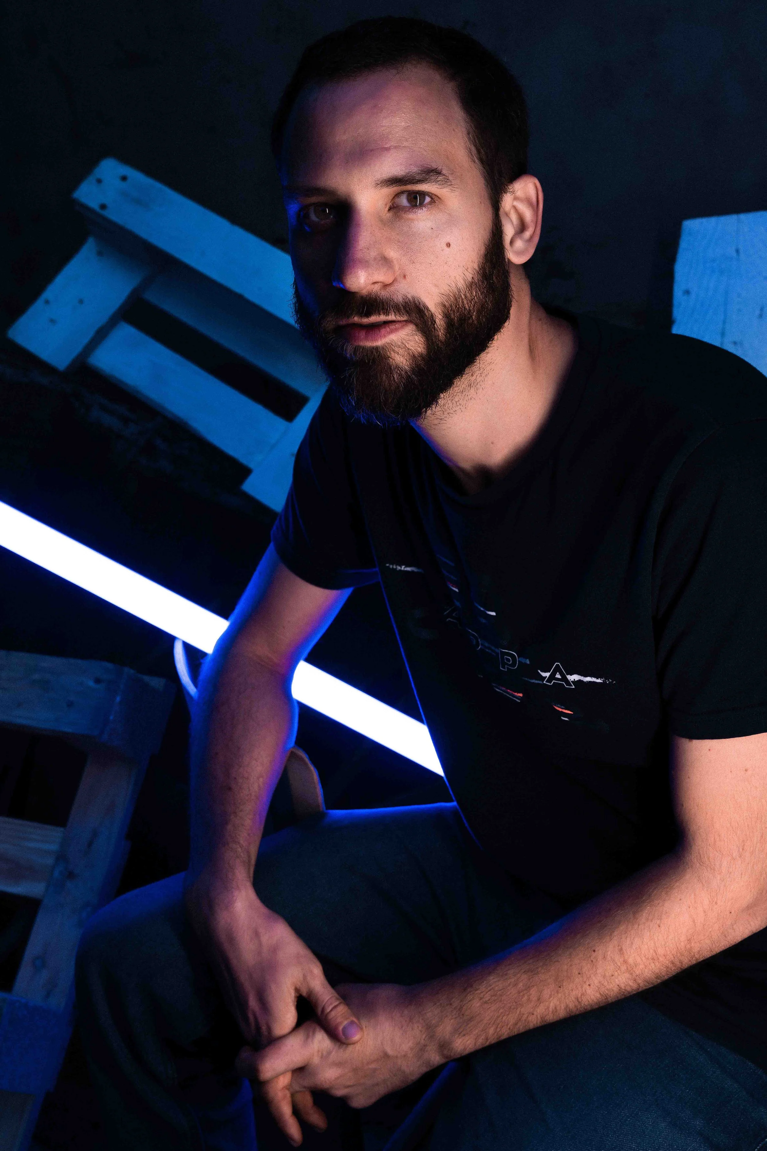 Portrait en lumière colorée bleue et violette. Ambiance artistique contemporaine.