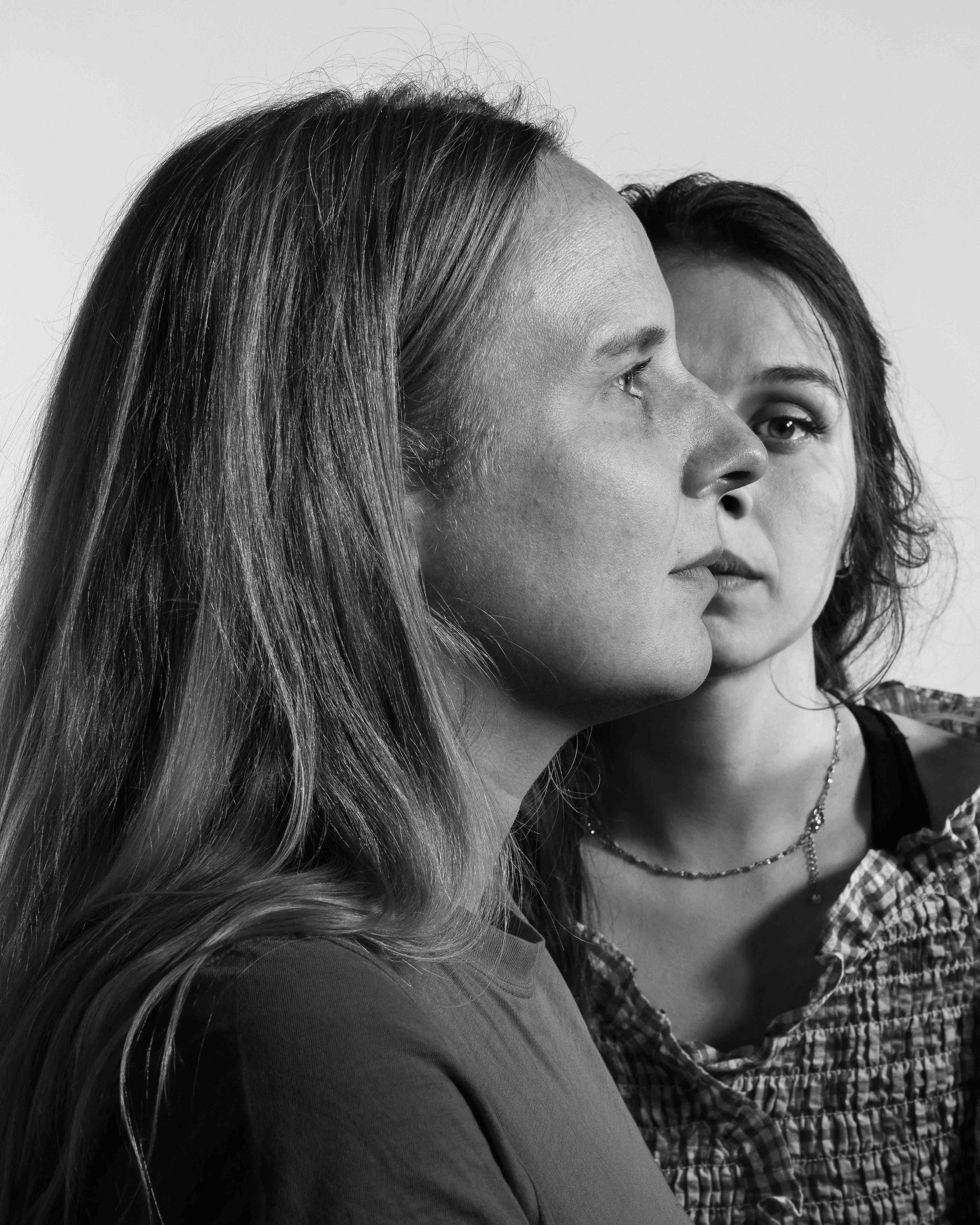 Portrait noir et blanc féminin en lumière naturelle sculptée. Regard direct et atmosphère intimiste.