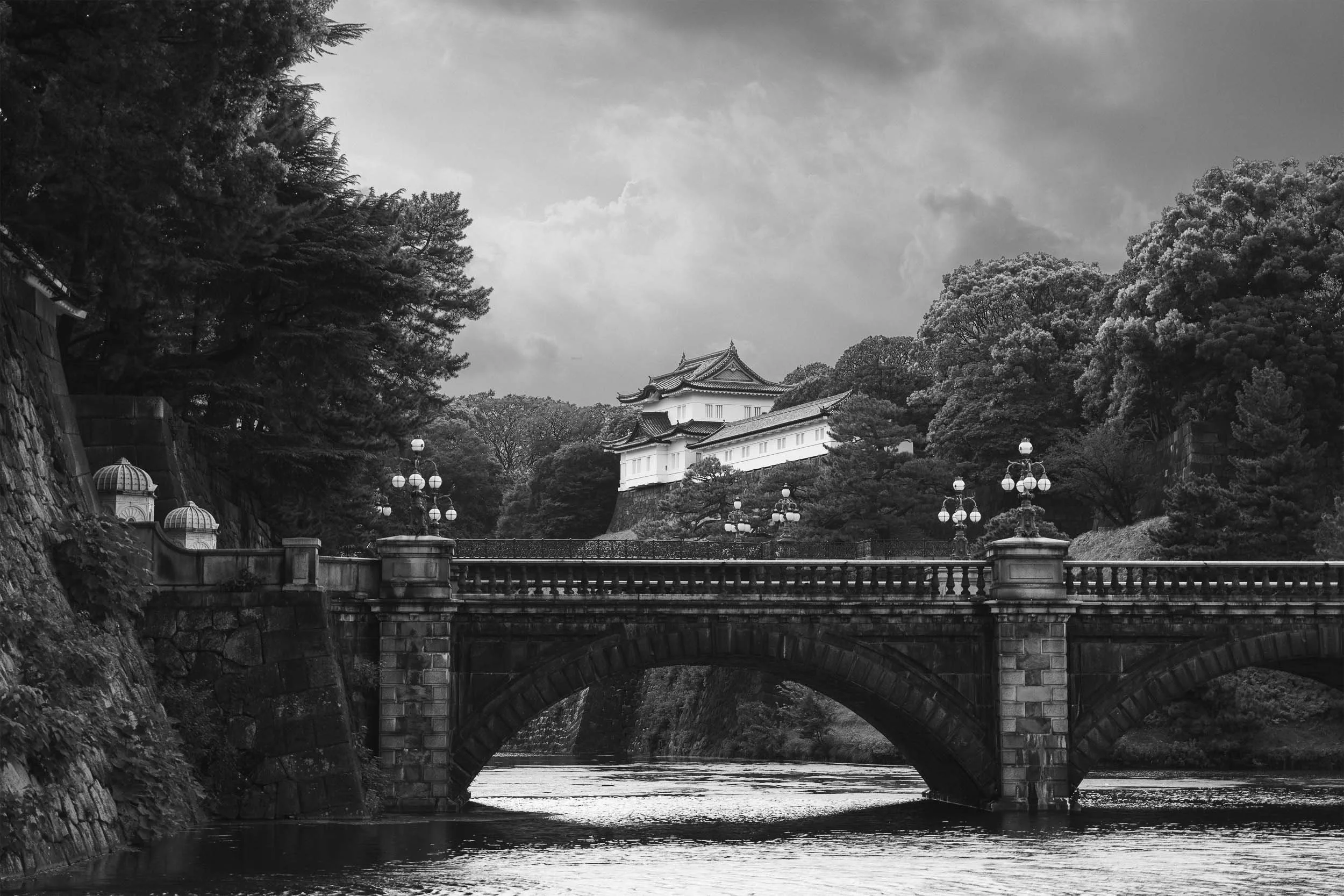 Pont en pierre menant au Palais impérial de Tokyo, photographie en noir et blanc.