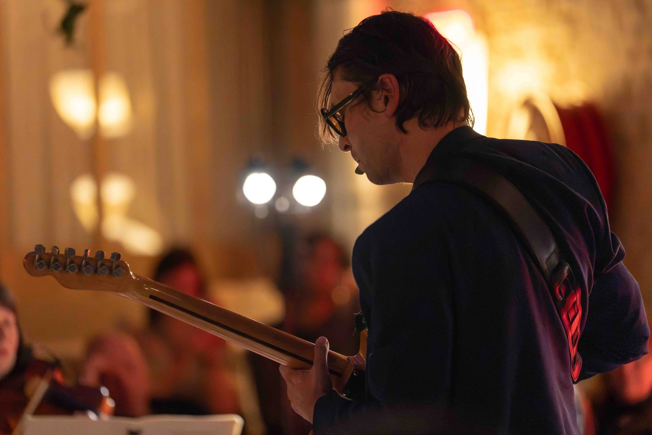 Portrait documentaire d’un guitariste en concert, photographie musicale et événementielle réalisée à Bruxelles par Thomas Melhan.
