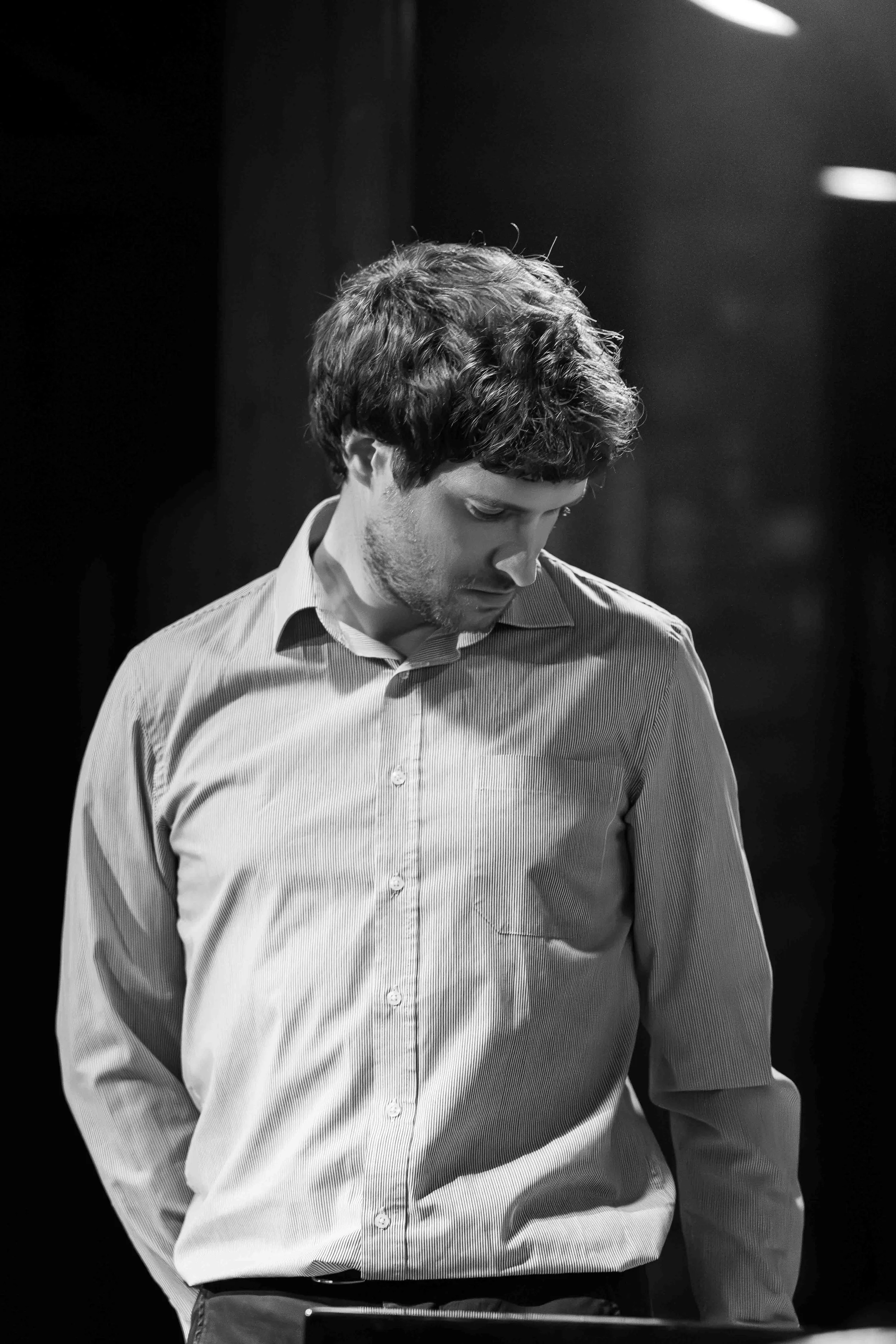 Portrait noir et blanc. Composition minimaliste et lumière douce créant une image silencieuse.