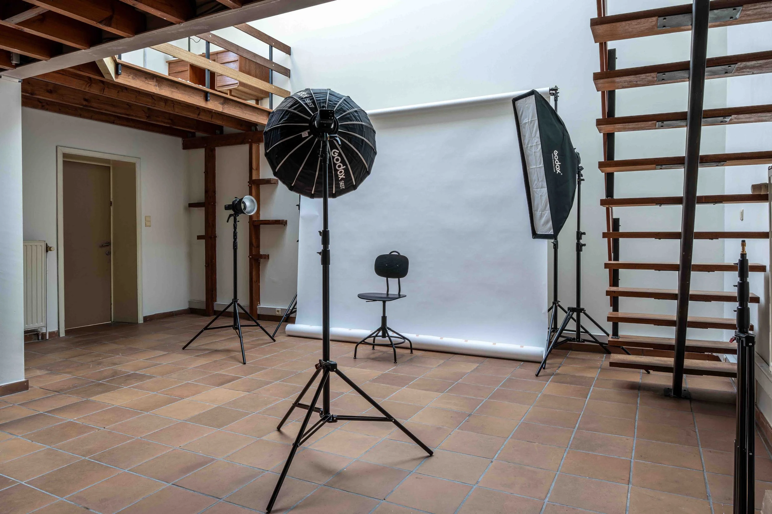 Studio photo équipé à Bruxelles avec éclairage professionnel et fond blanc