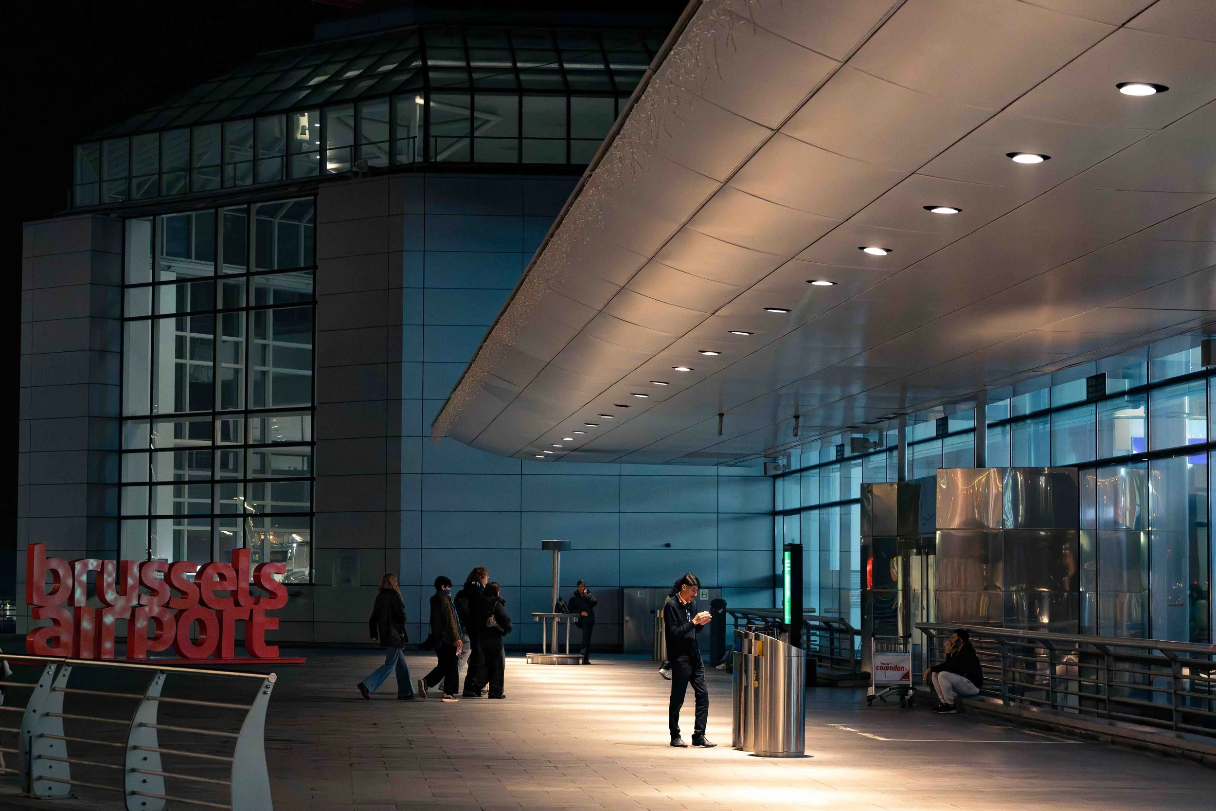 Espace public moderne photographié de nuit. Mise en valeur des volumes, des lignes et de l’ambiance lumineuse.